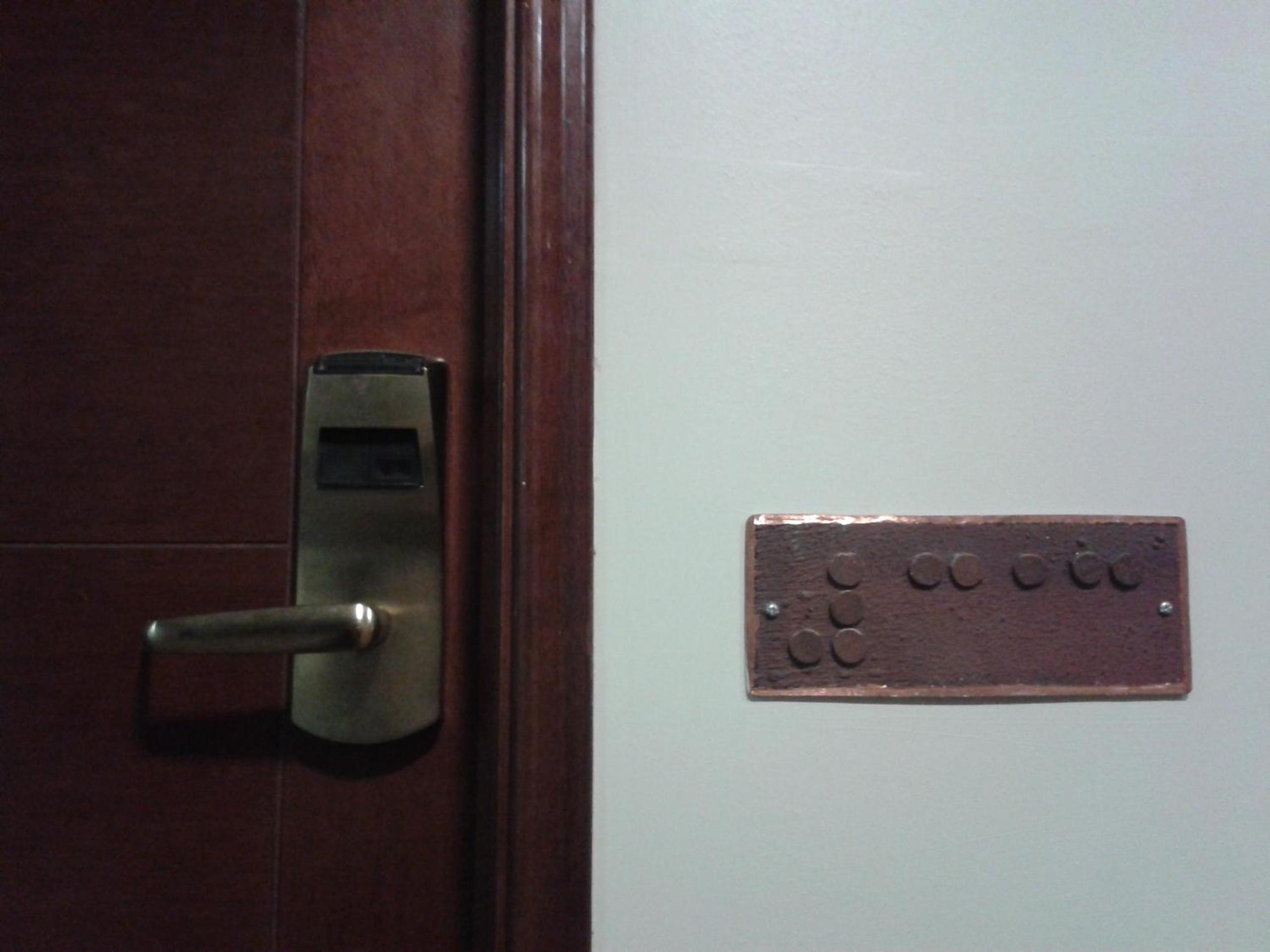 Queen Room - Disability Access, photo 7