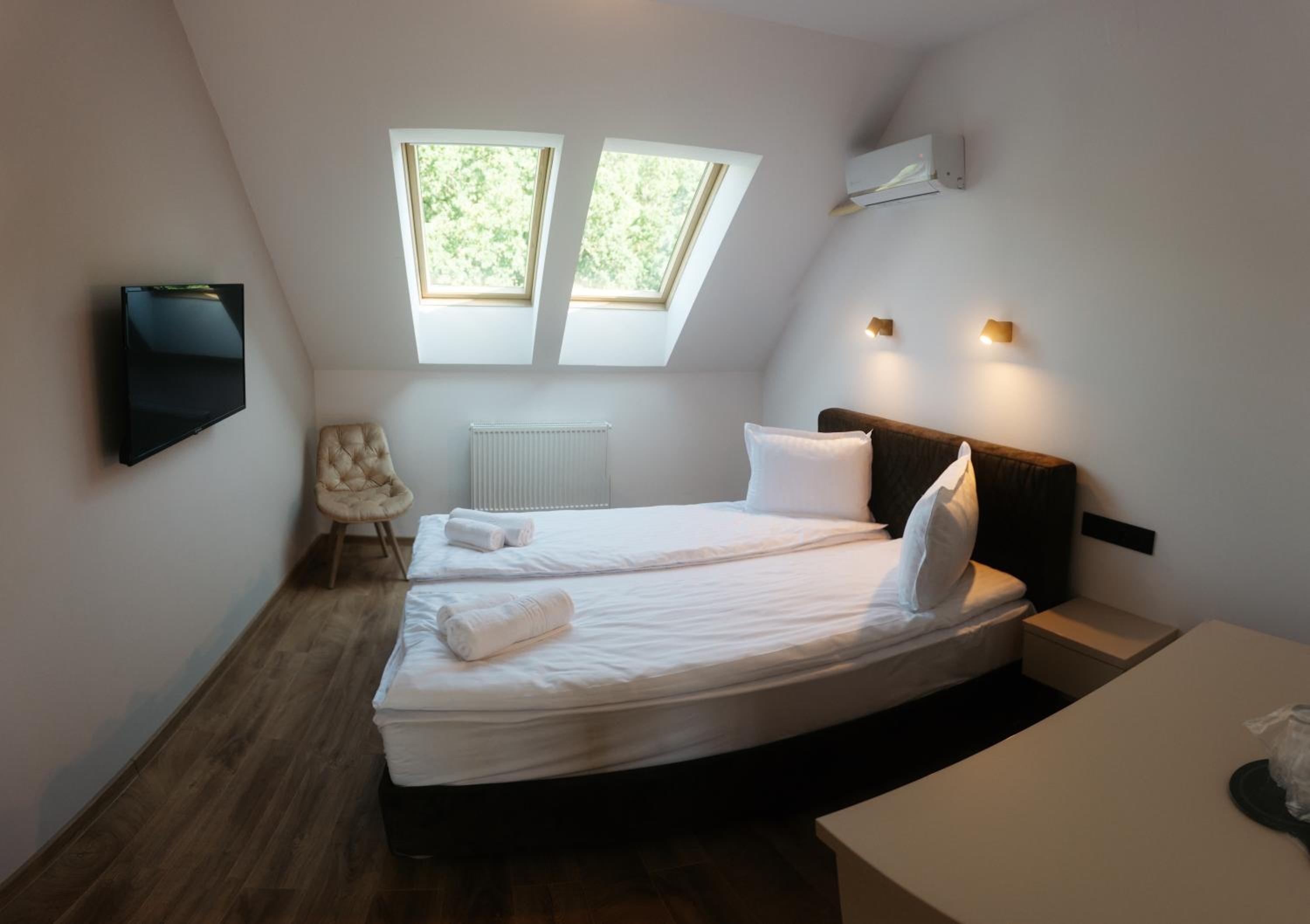 Attic Deluxe Queen Room