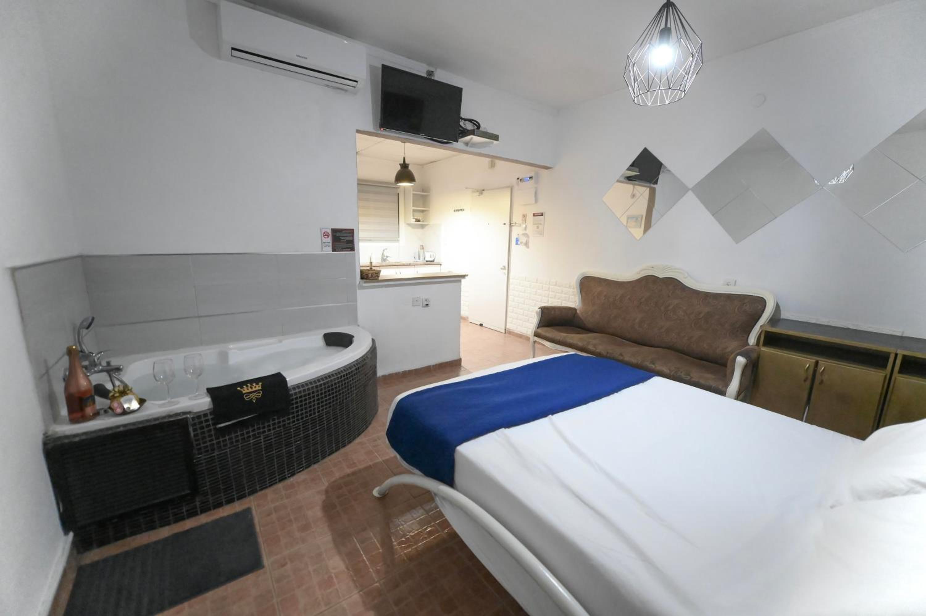 Deluxe Suite with Spa Bath - Photo 2