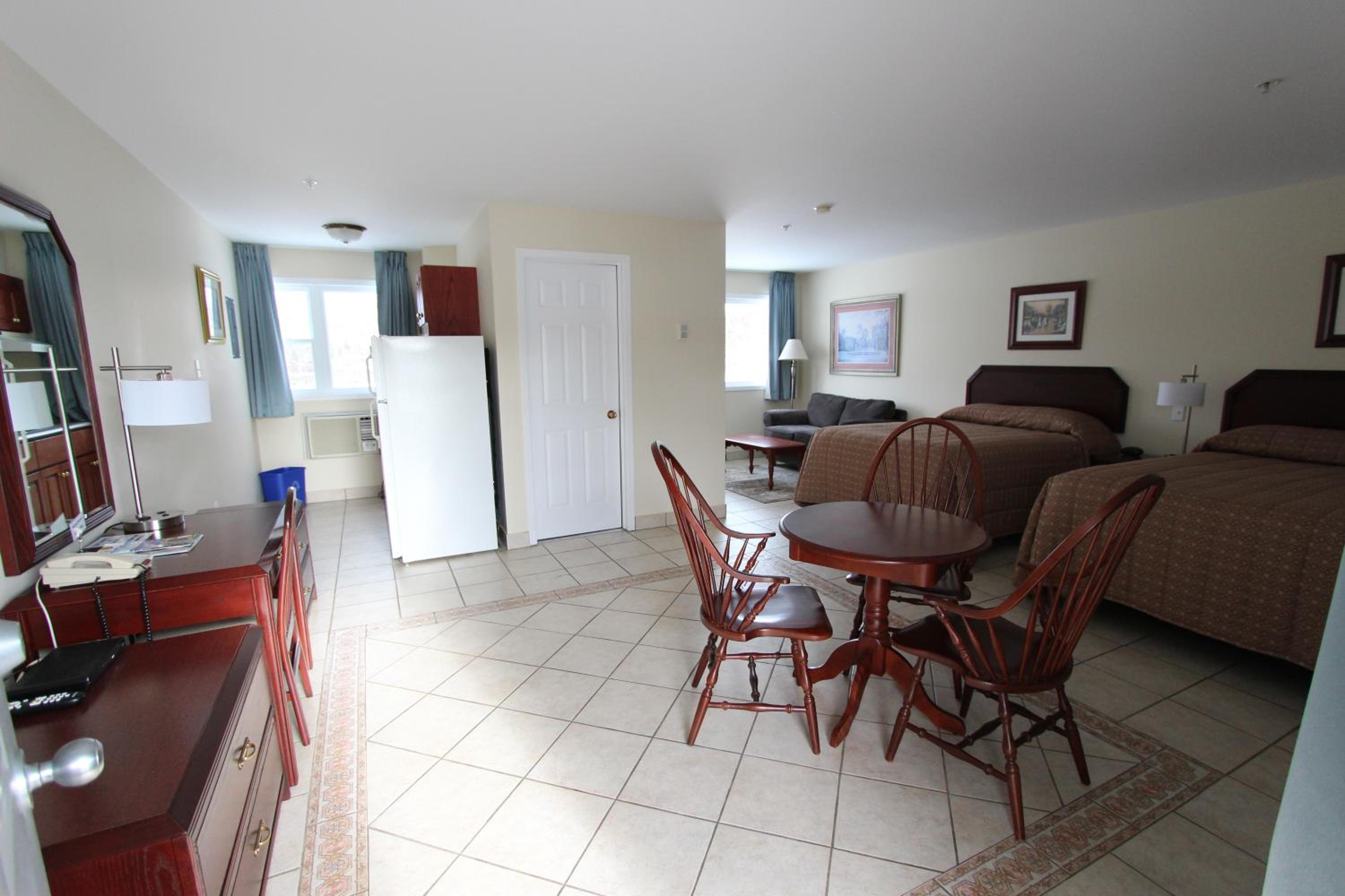 Two Double Beds Suite - Non-Smoking photo 3