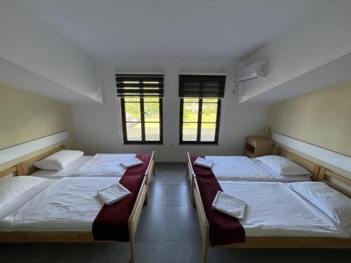 Quadruple Room with Lake View photo 2