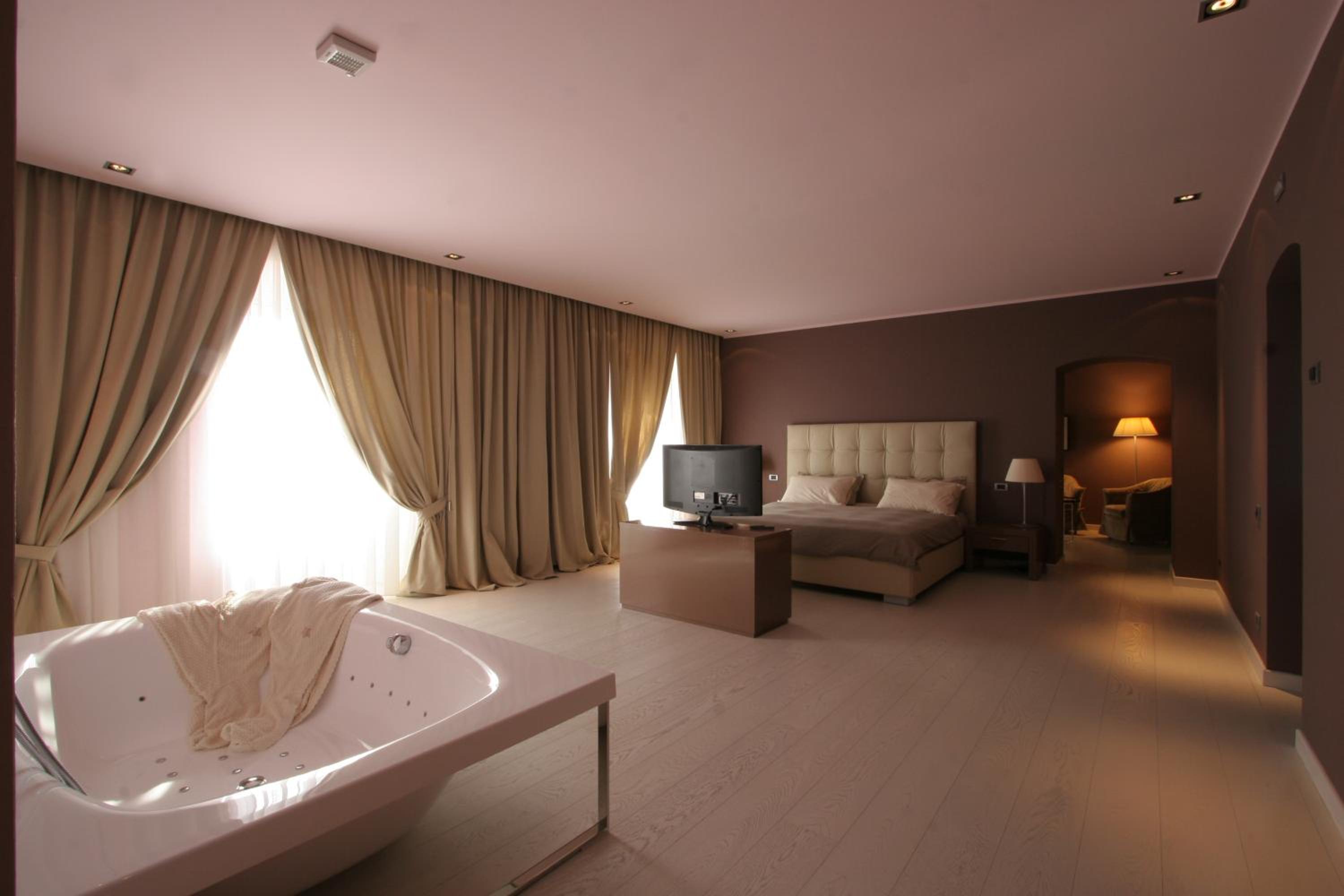 Suite with Spa Bath photo 1