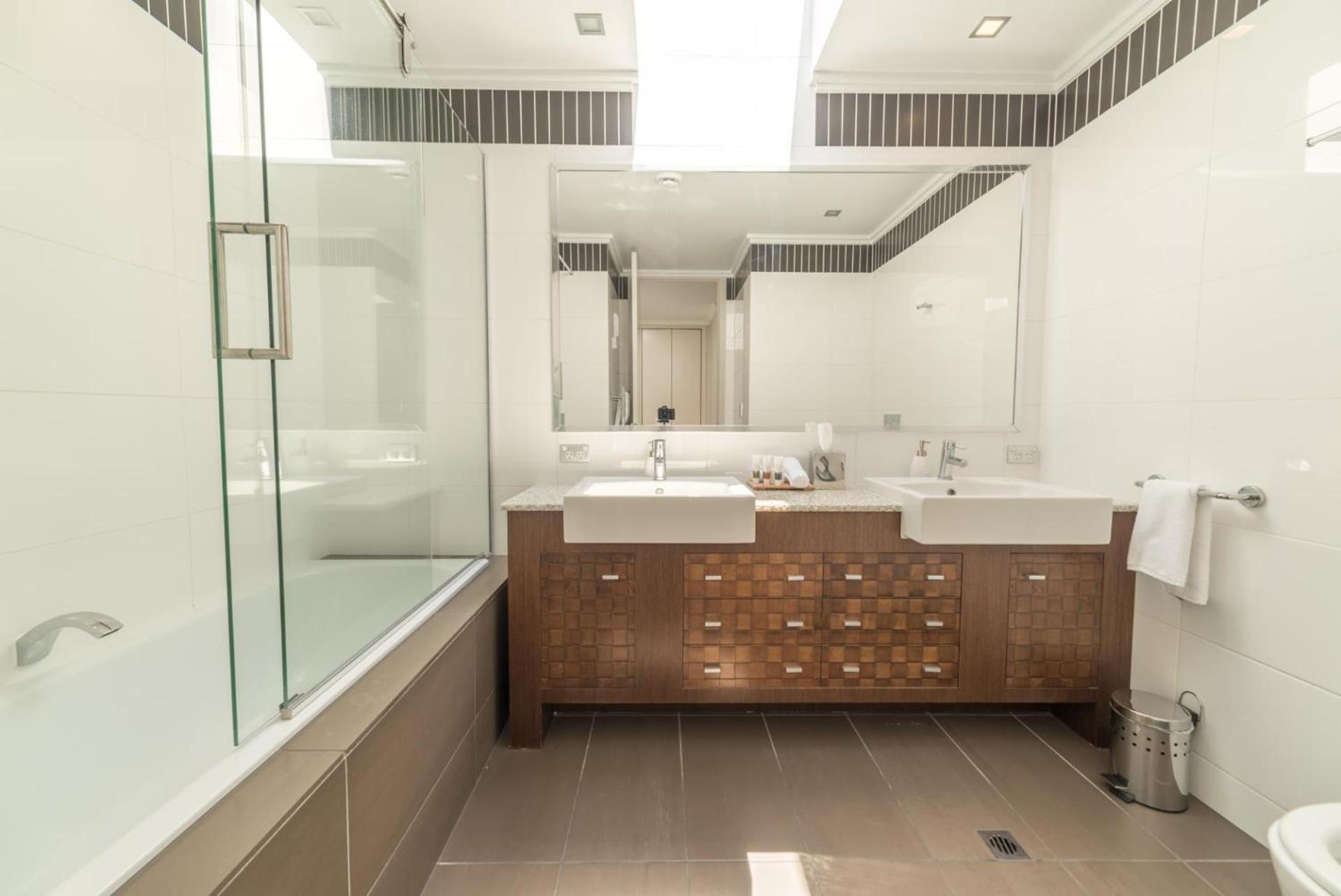 Lakefront Apartment 2 - Photo 4