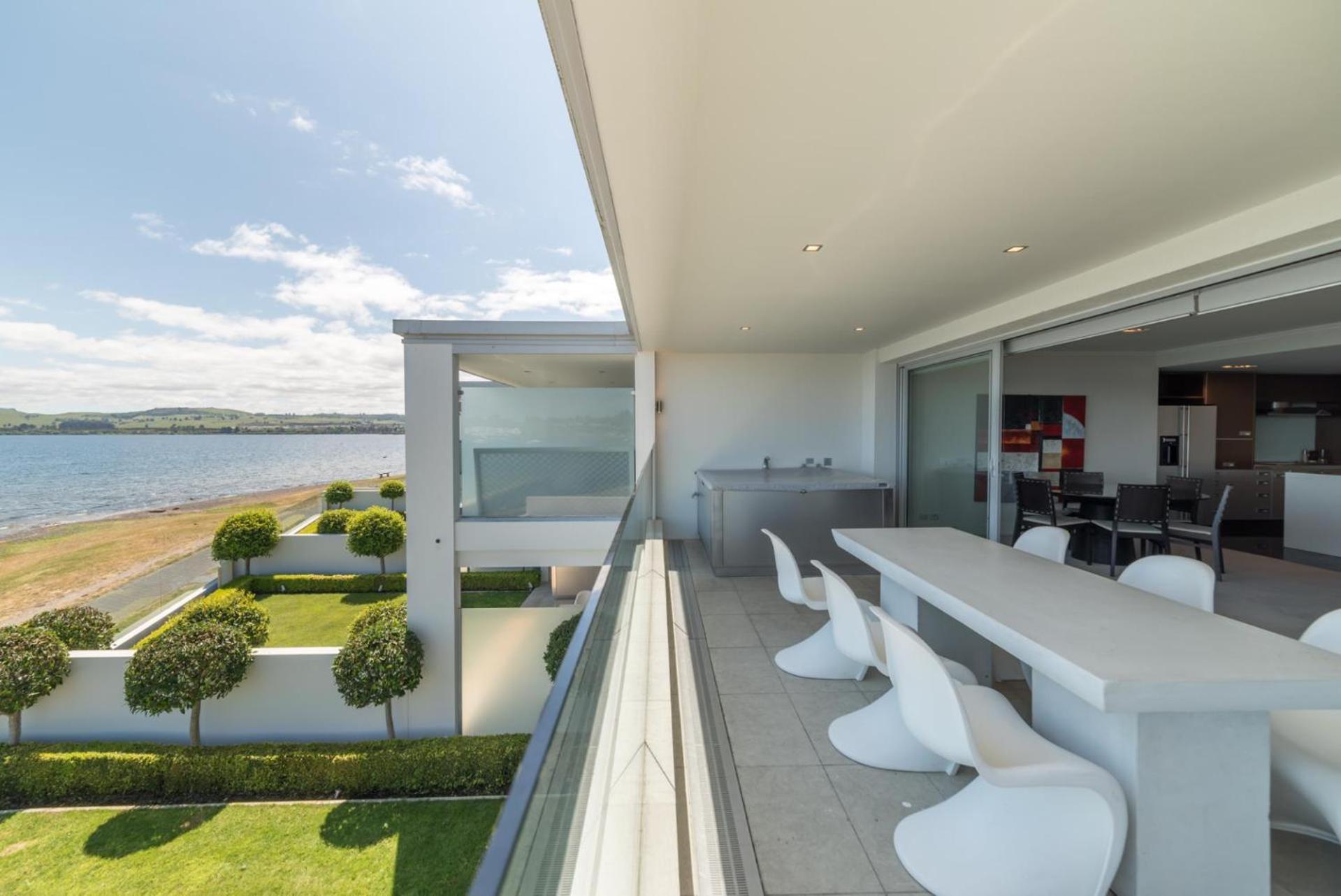 Lakefront Apartment 2 - Photo 6