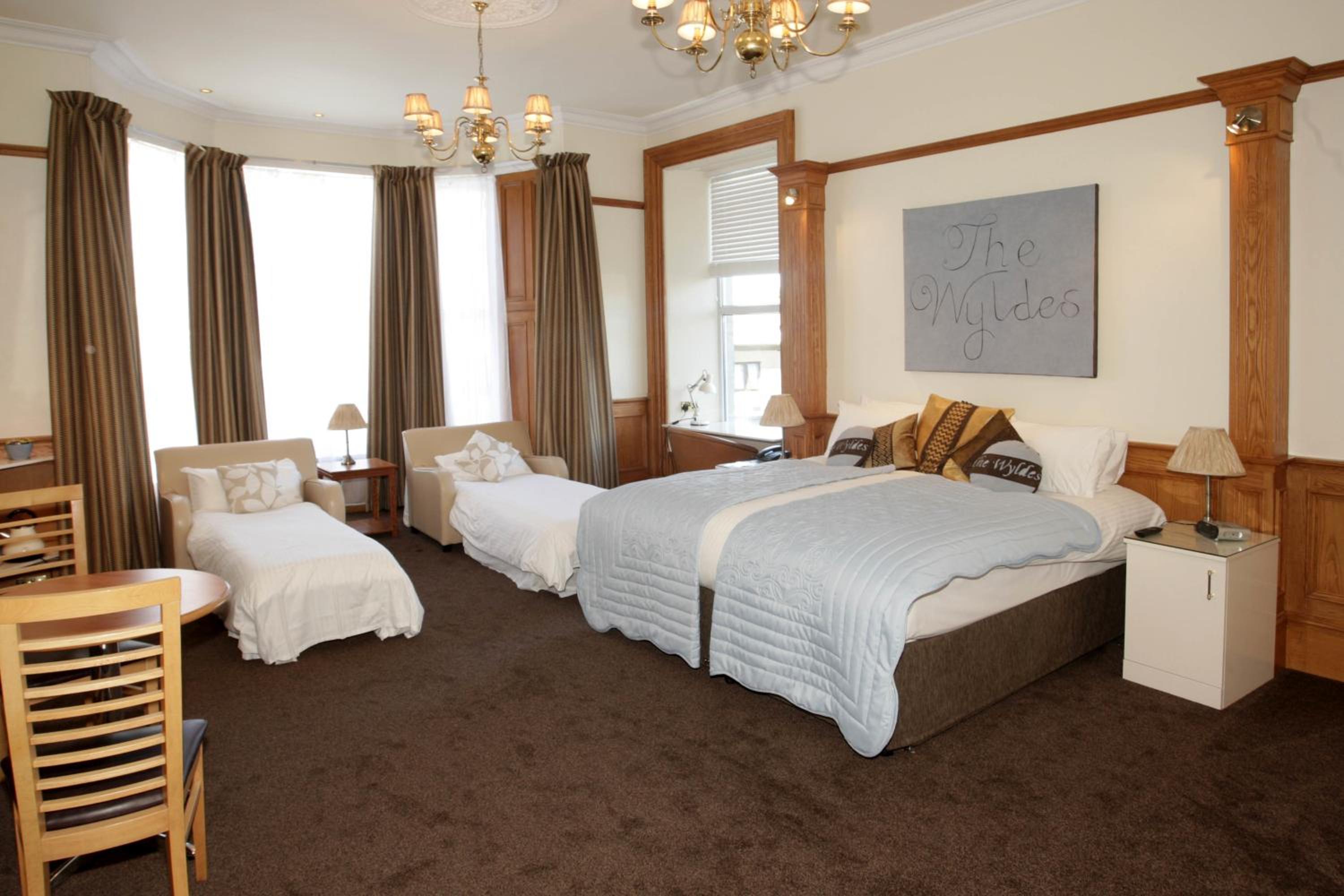Superior Family Room - Photo 8