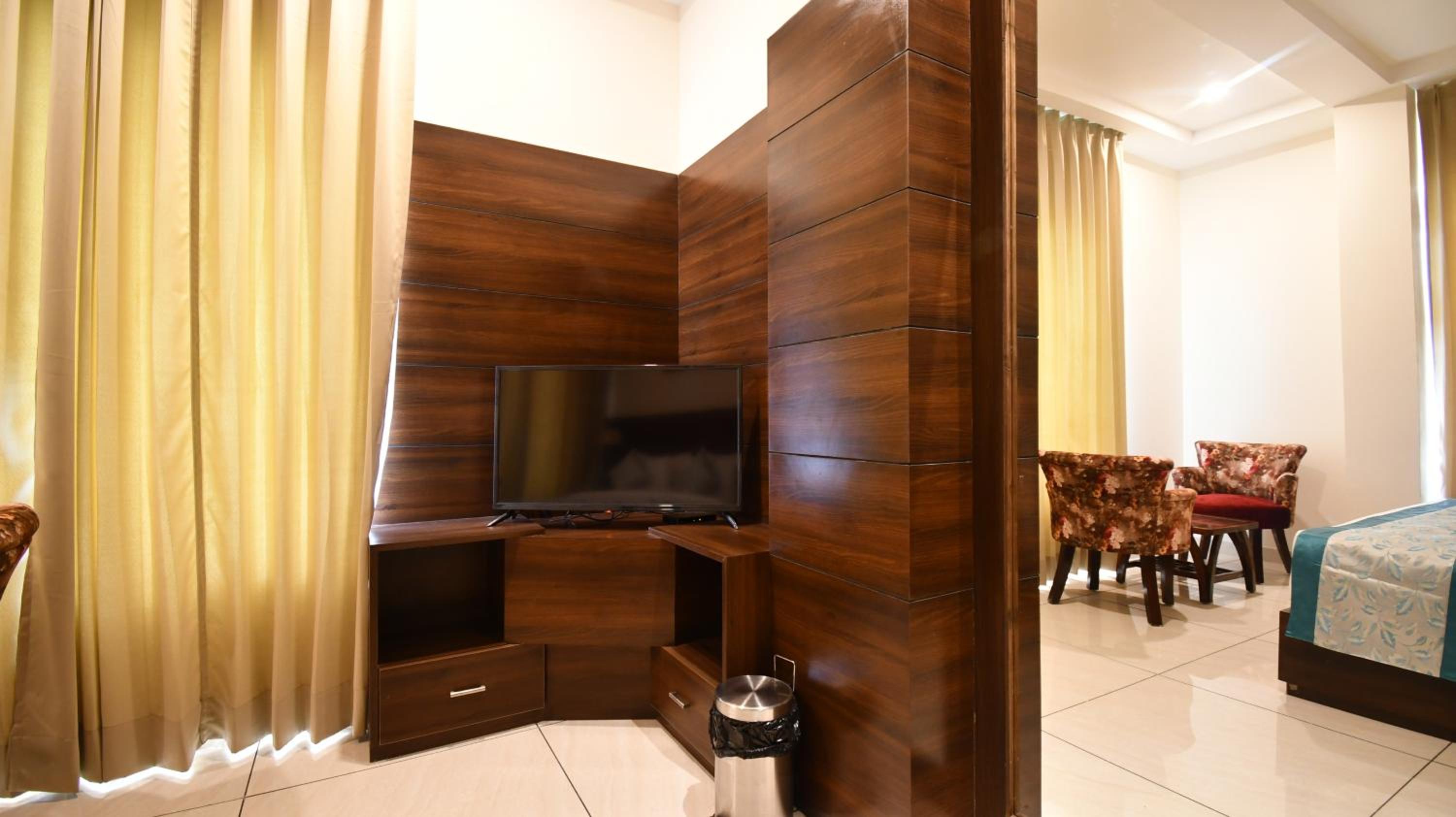 Deluxe King Room photo 3