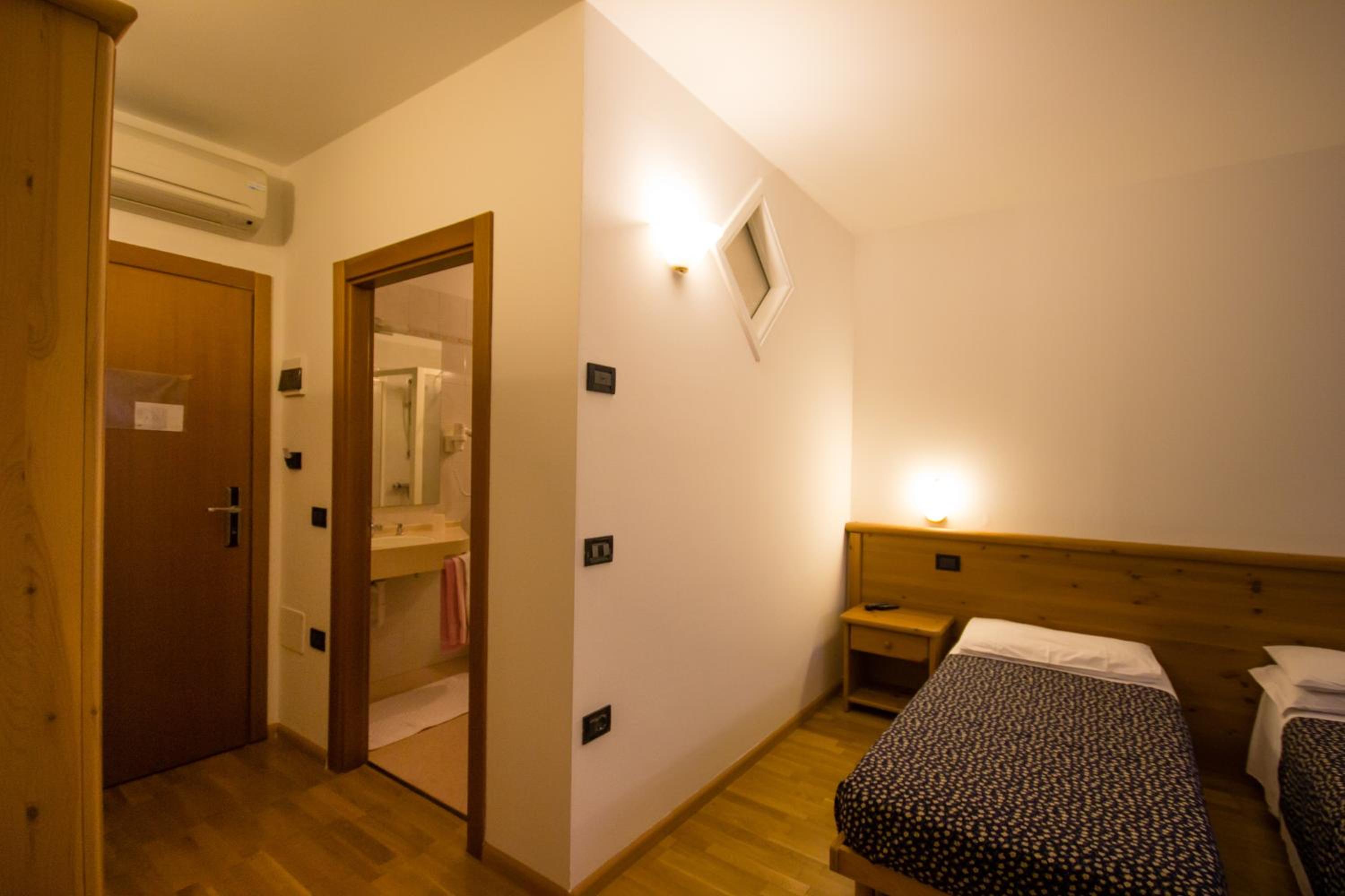Double or Twin Room - Photo 4
