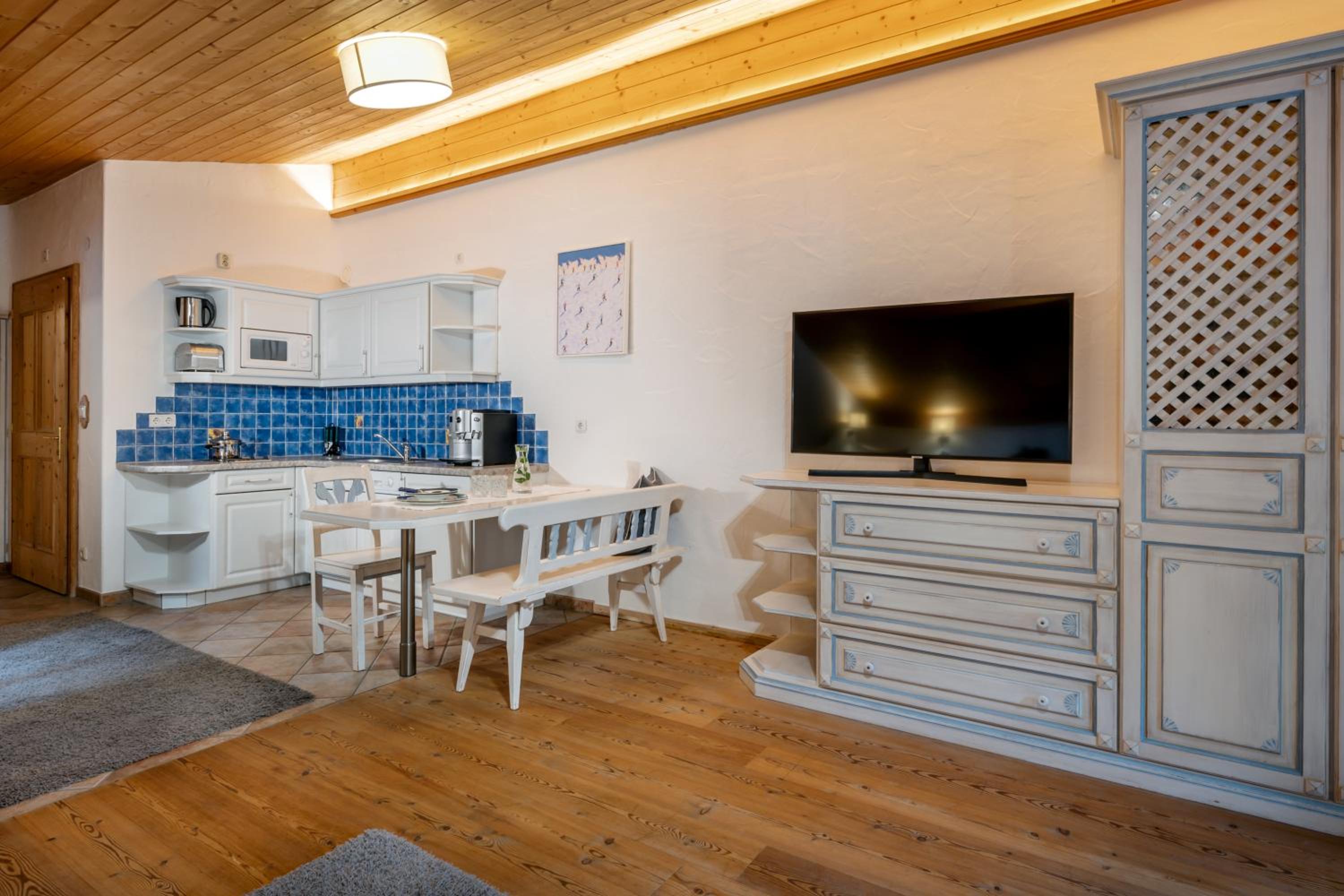 Annex Apartment with Balcony photo 2