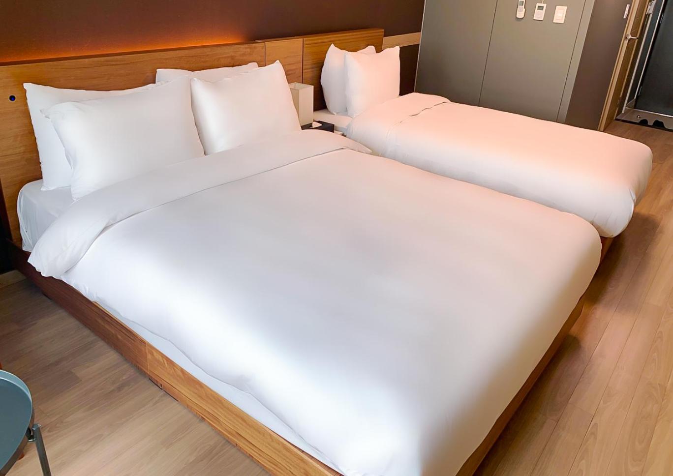 Prime Twin Room with Lake View - Photo 5