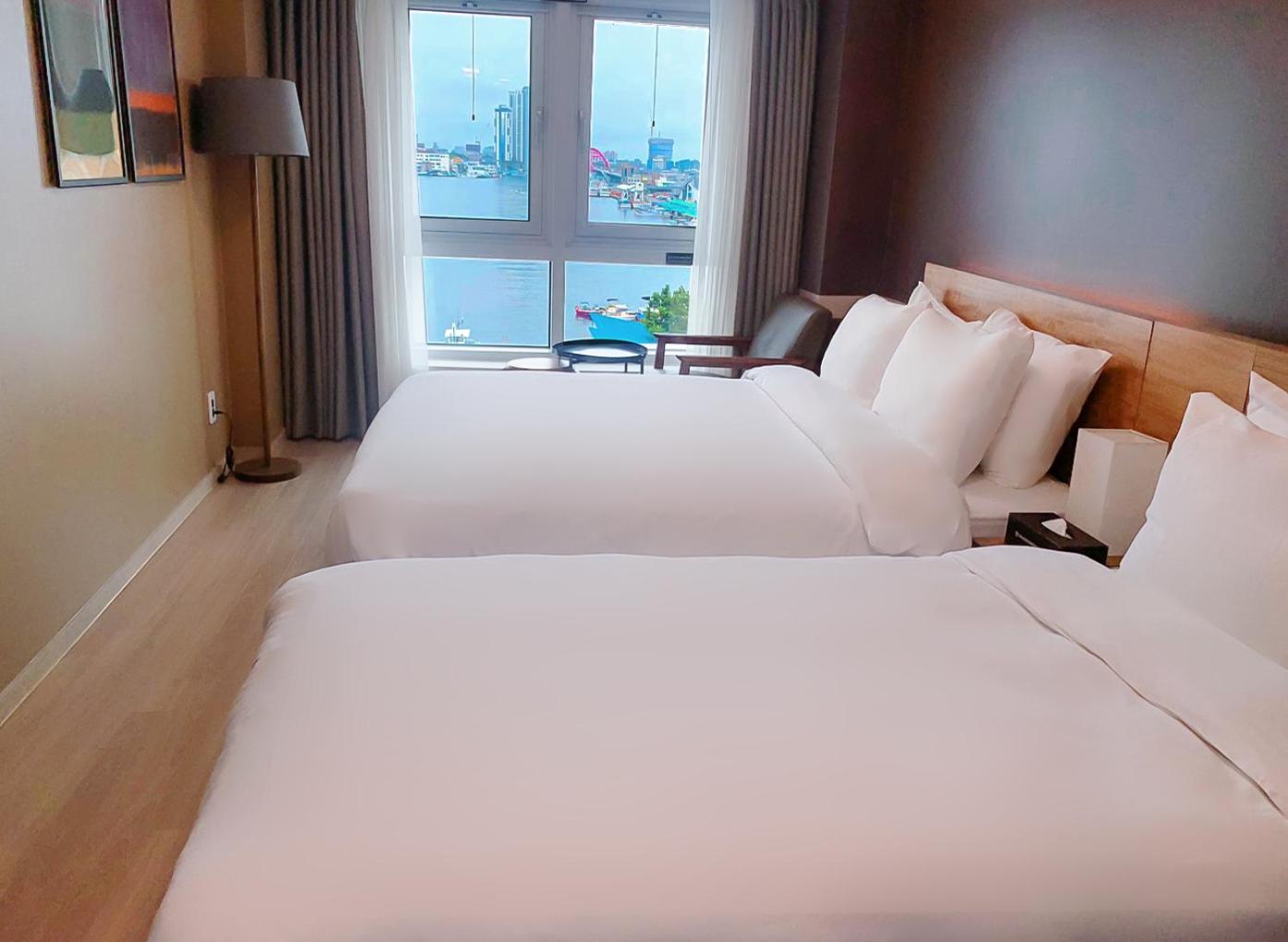 Prime Twin Room with Lake View - Photo 1