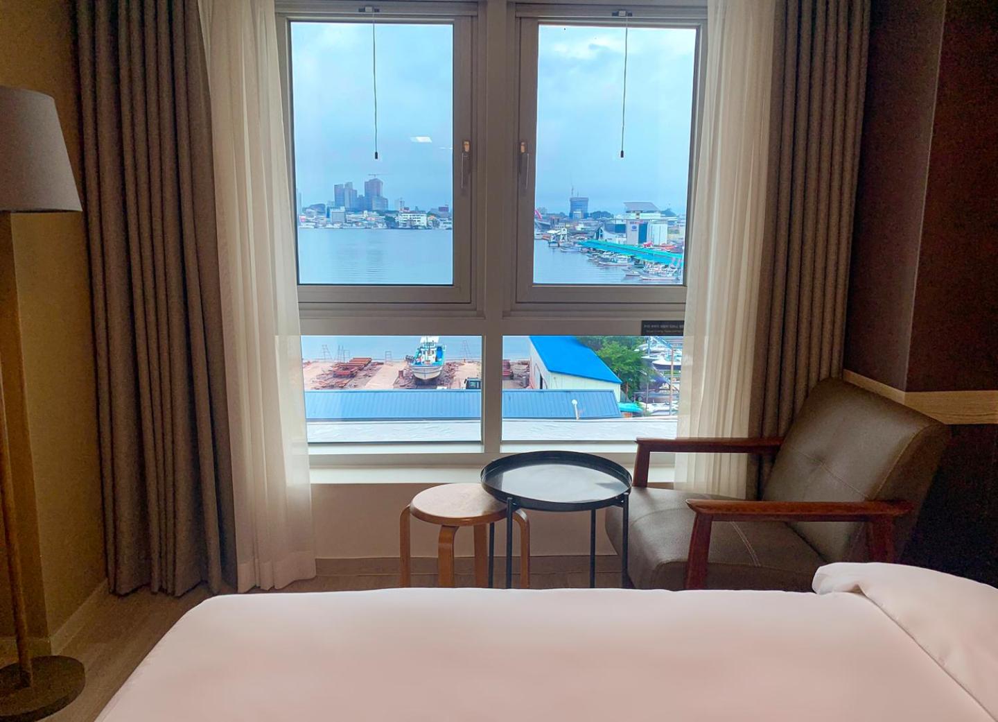 Prime Twin Room with Lake View - Photo 2