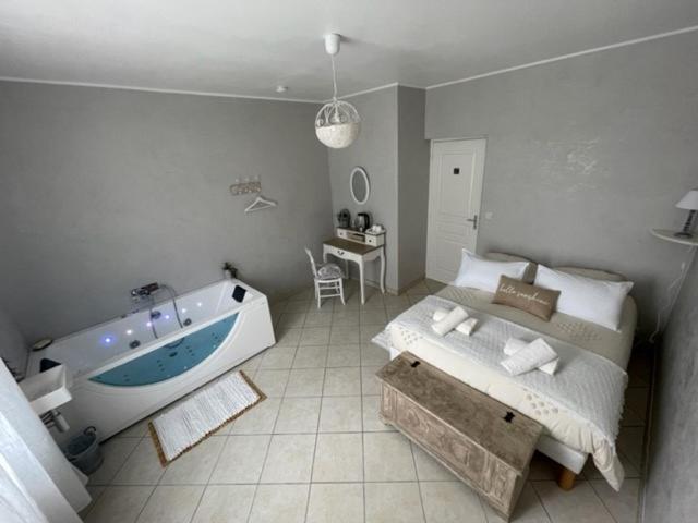 Double Room with Spa Bath photo 1