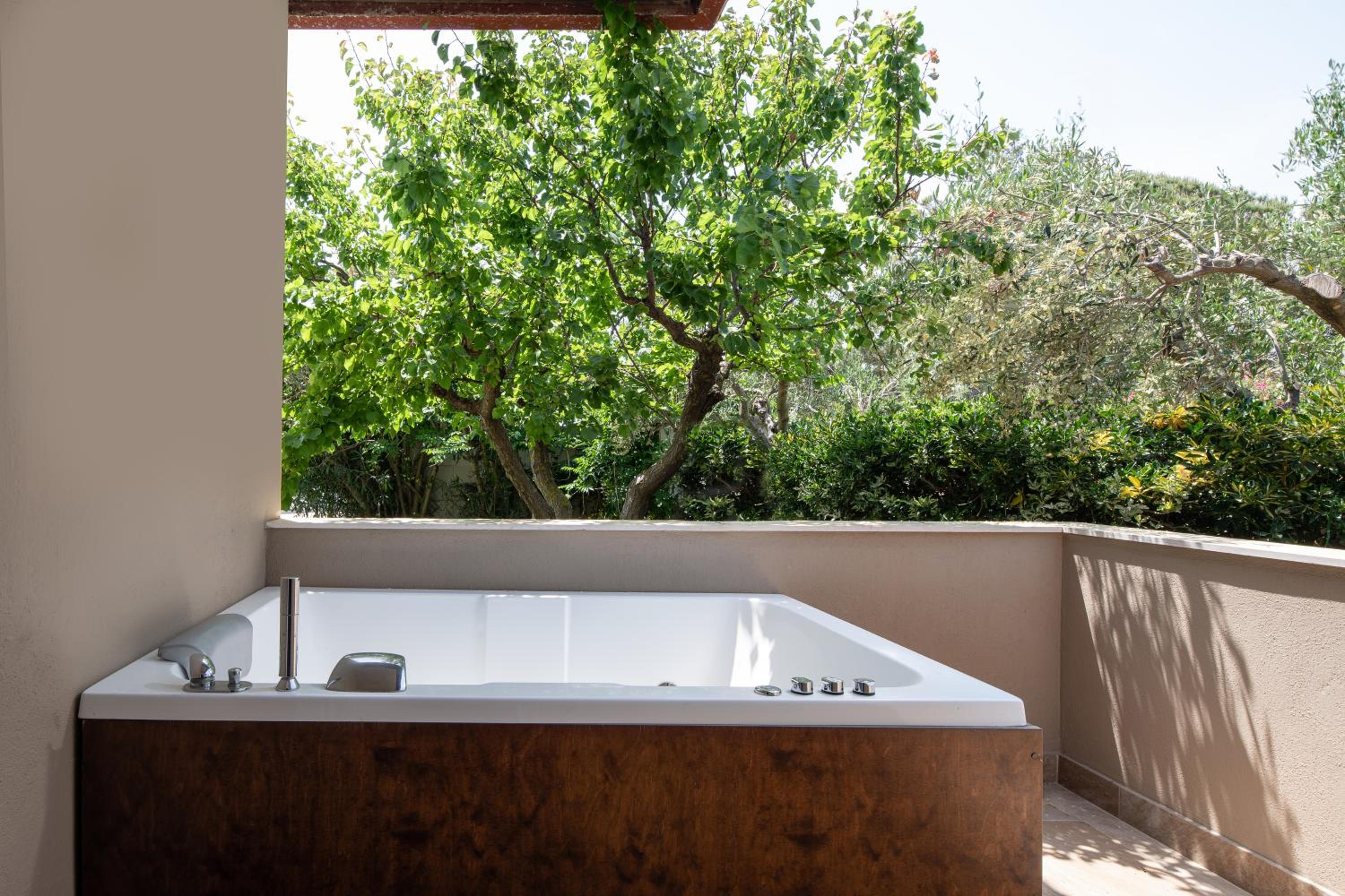 Bungalow with Garden View photo 2