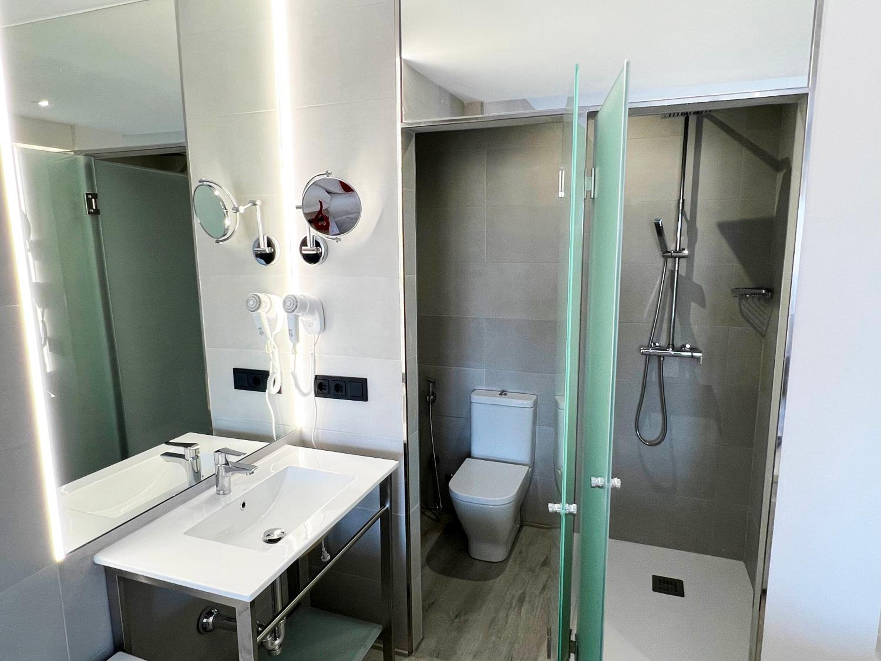 Standard Double Room - Photo 7