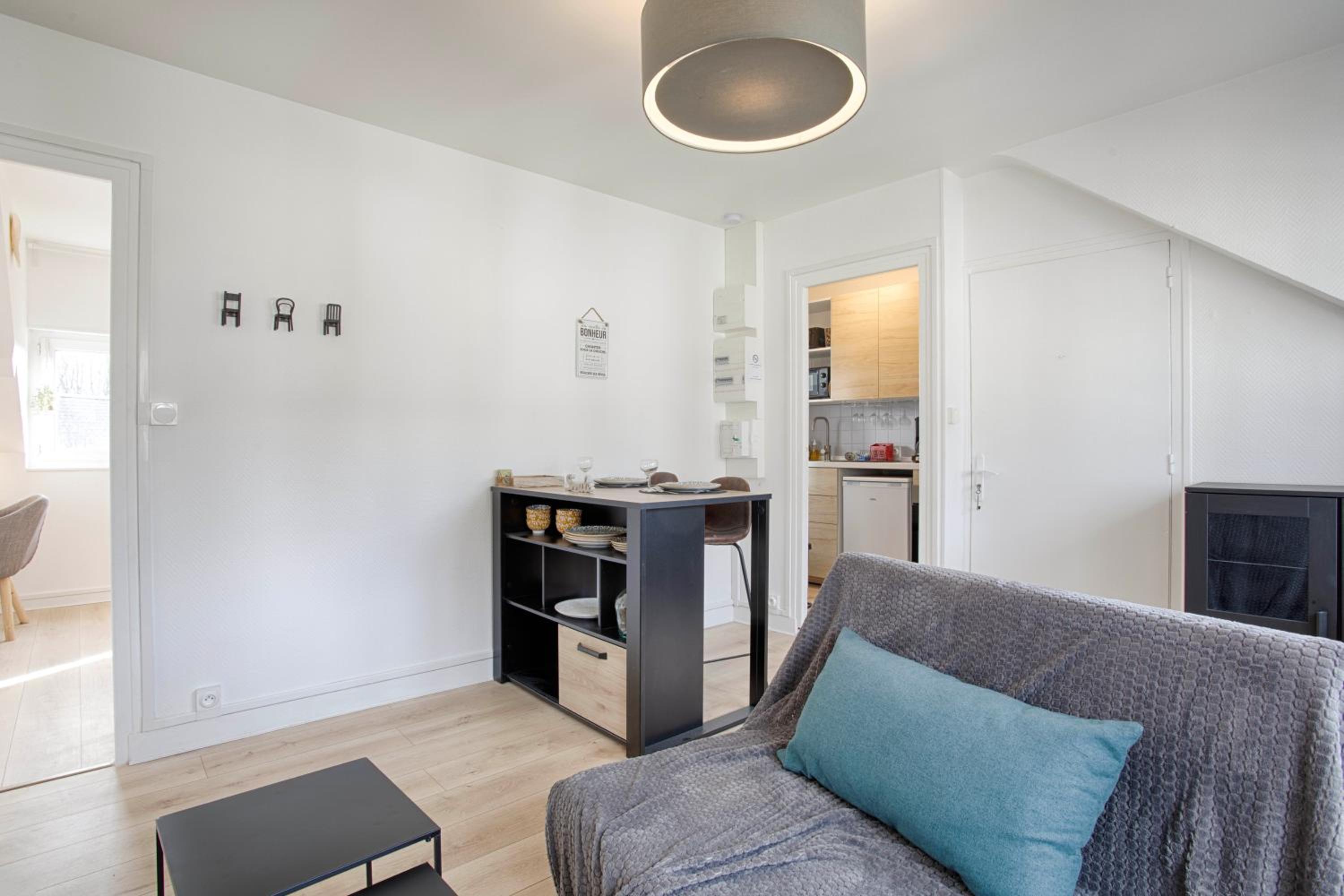 One-Bedroom Apartment - Photo 2
