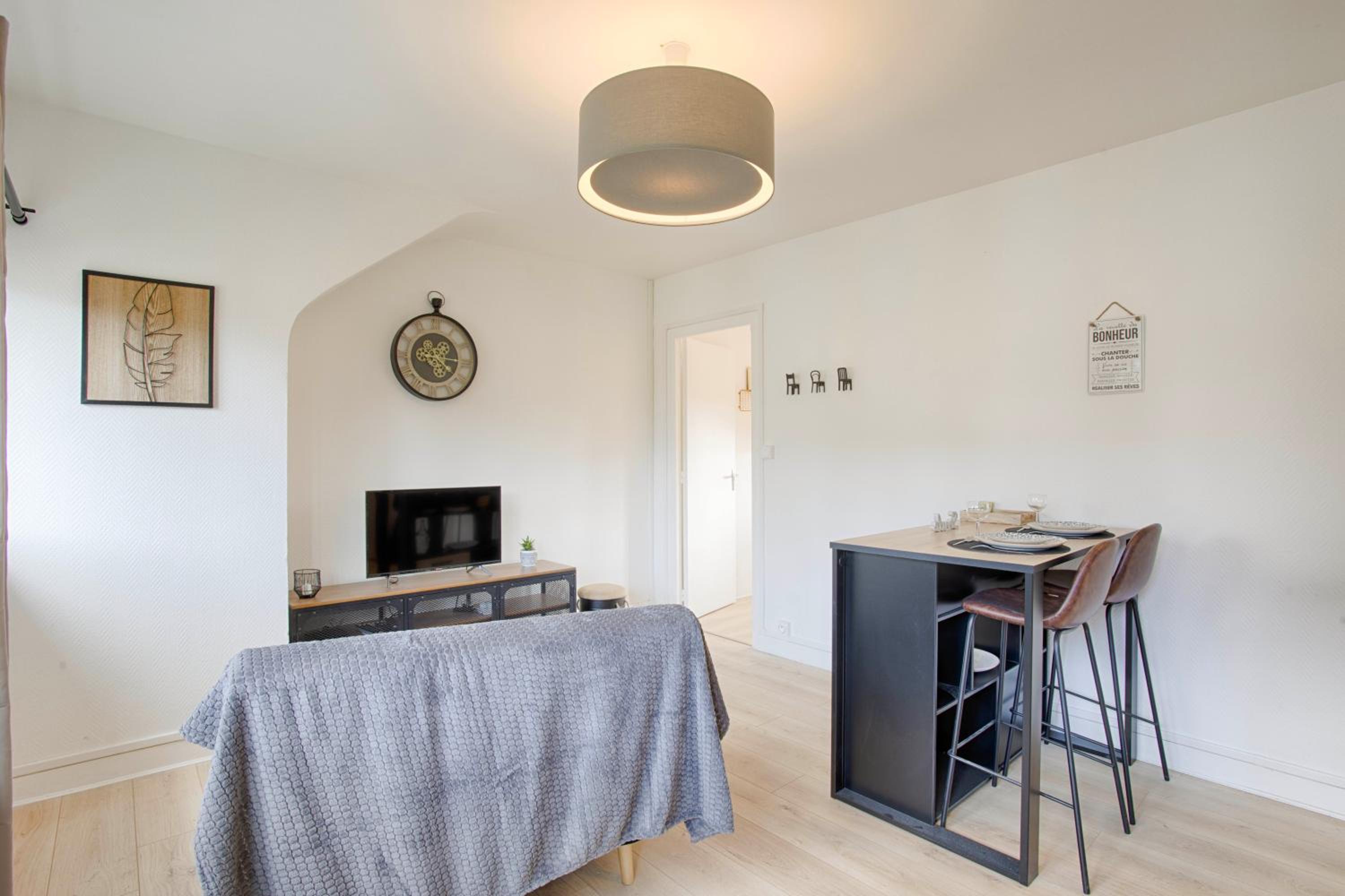 One-Bedroom Apartment - Photo 9