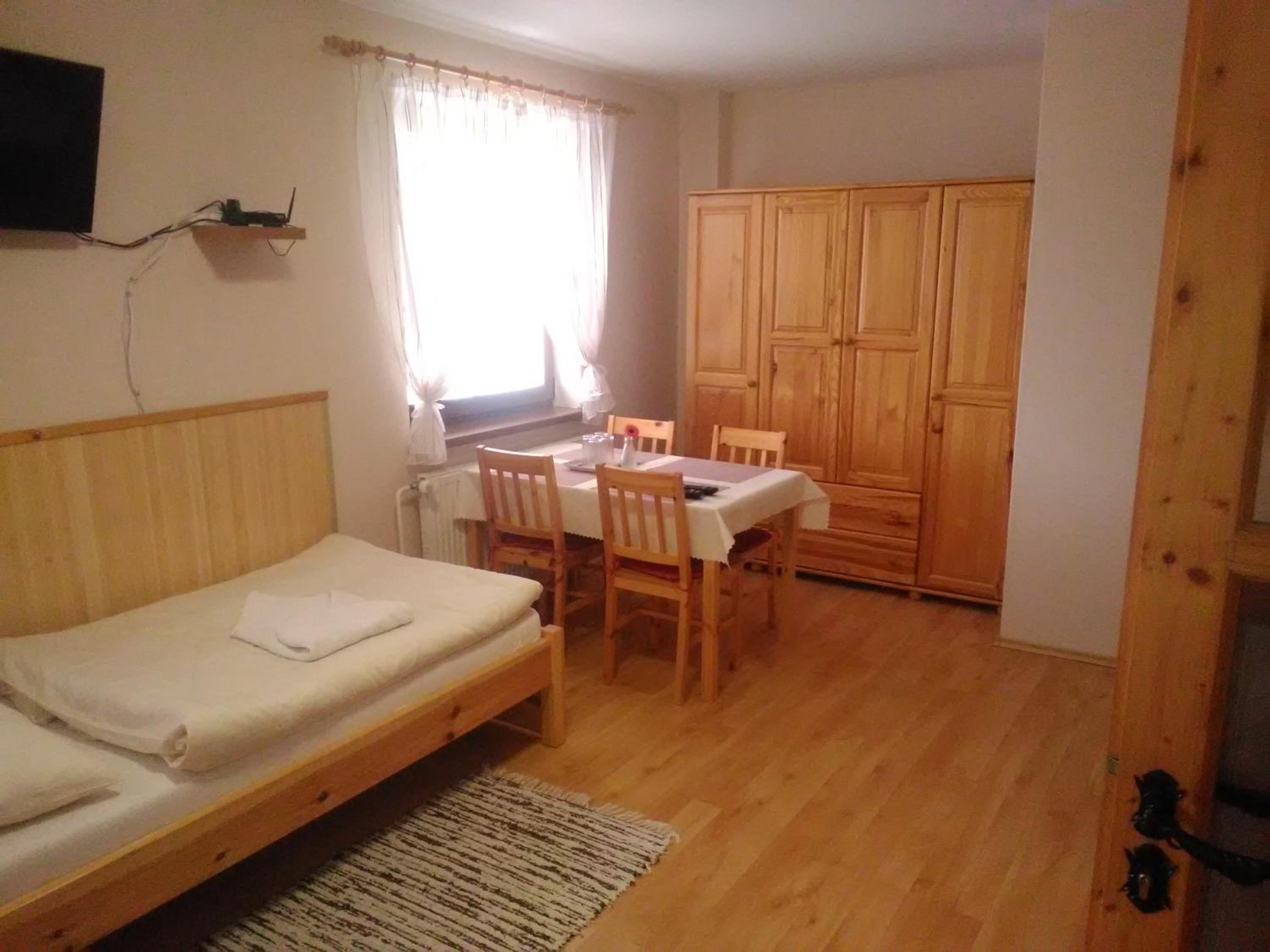 Quadruple Room with Bathroom - Photo 9