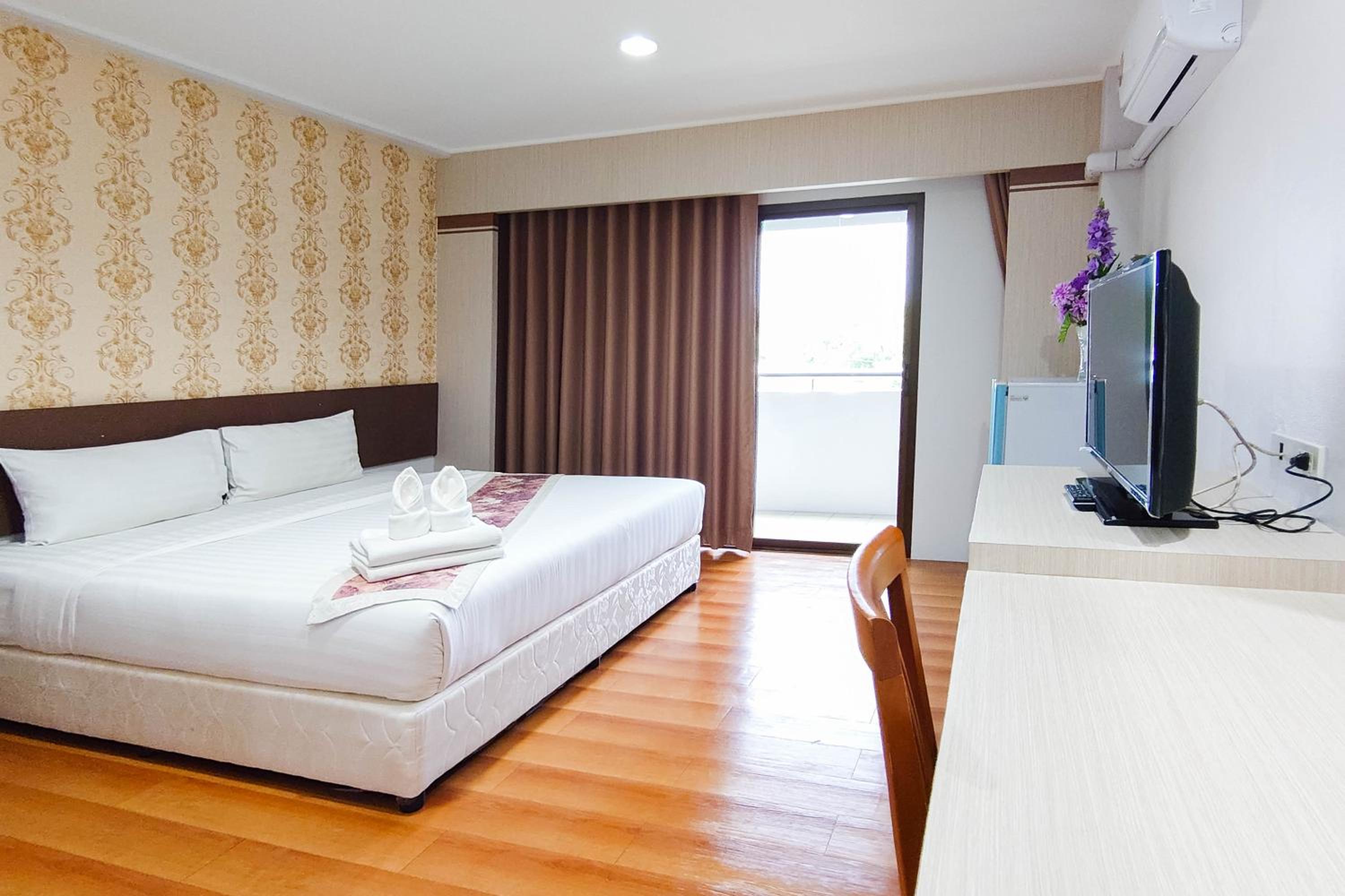Deluxe Double Room (2 Adults + 1 Child)