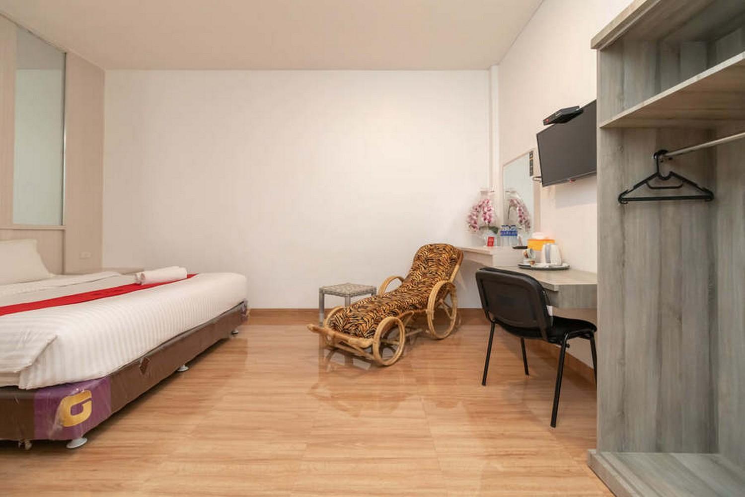 Family Room - Photo 7