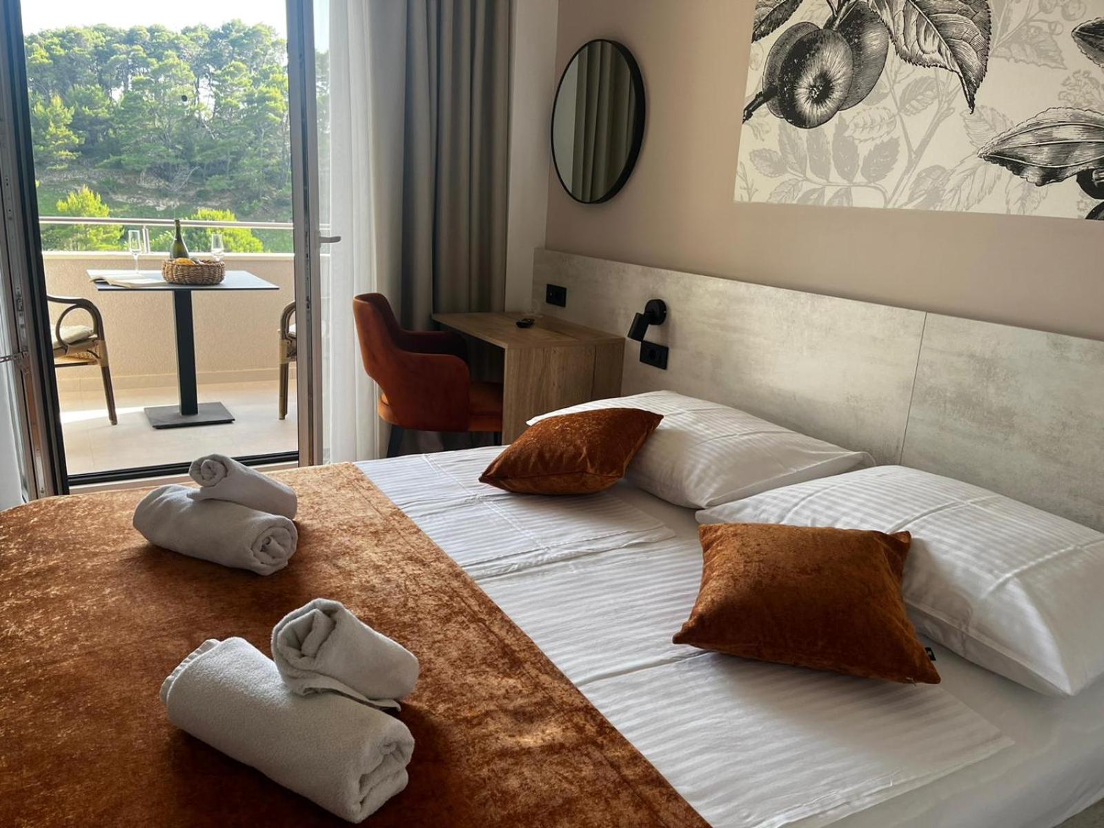 Double Room with Balcony - Photo 2