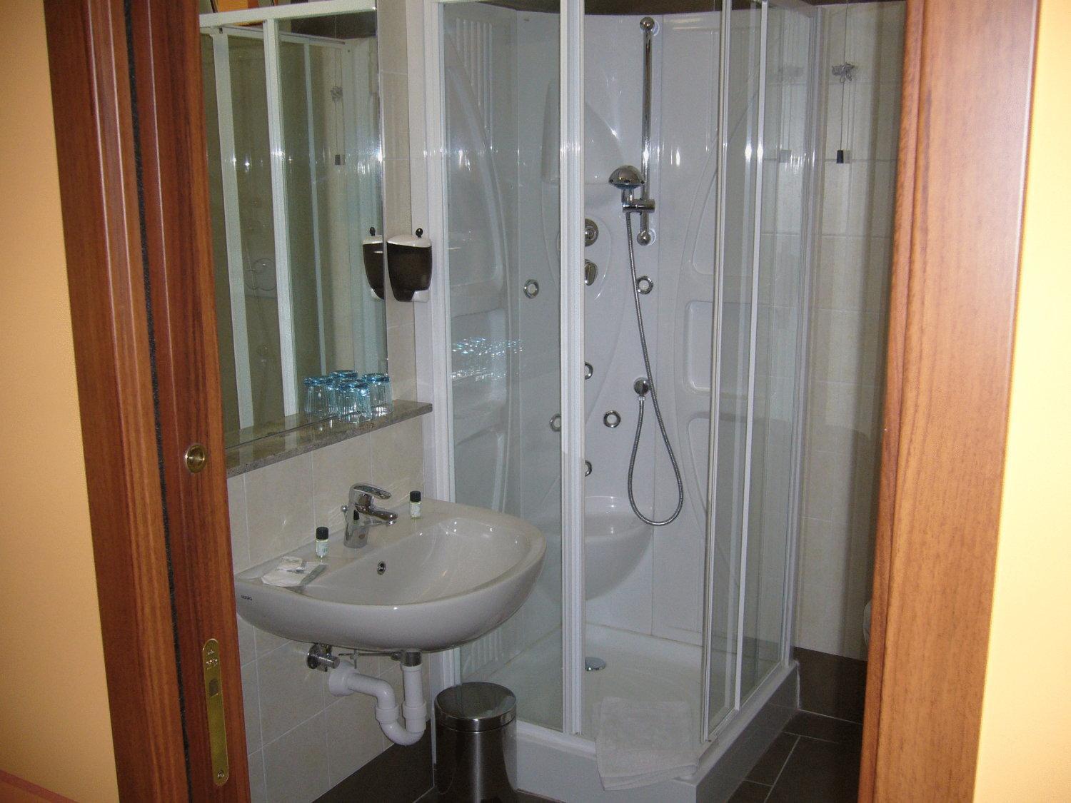 Superior Double or Twin Room with Lake View - Photo 3