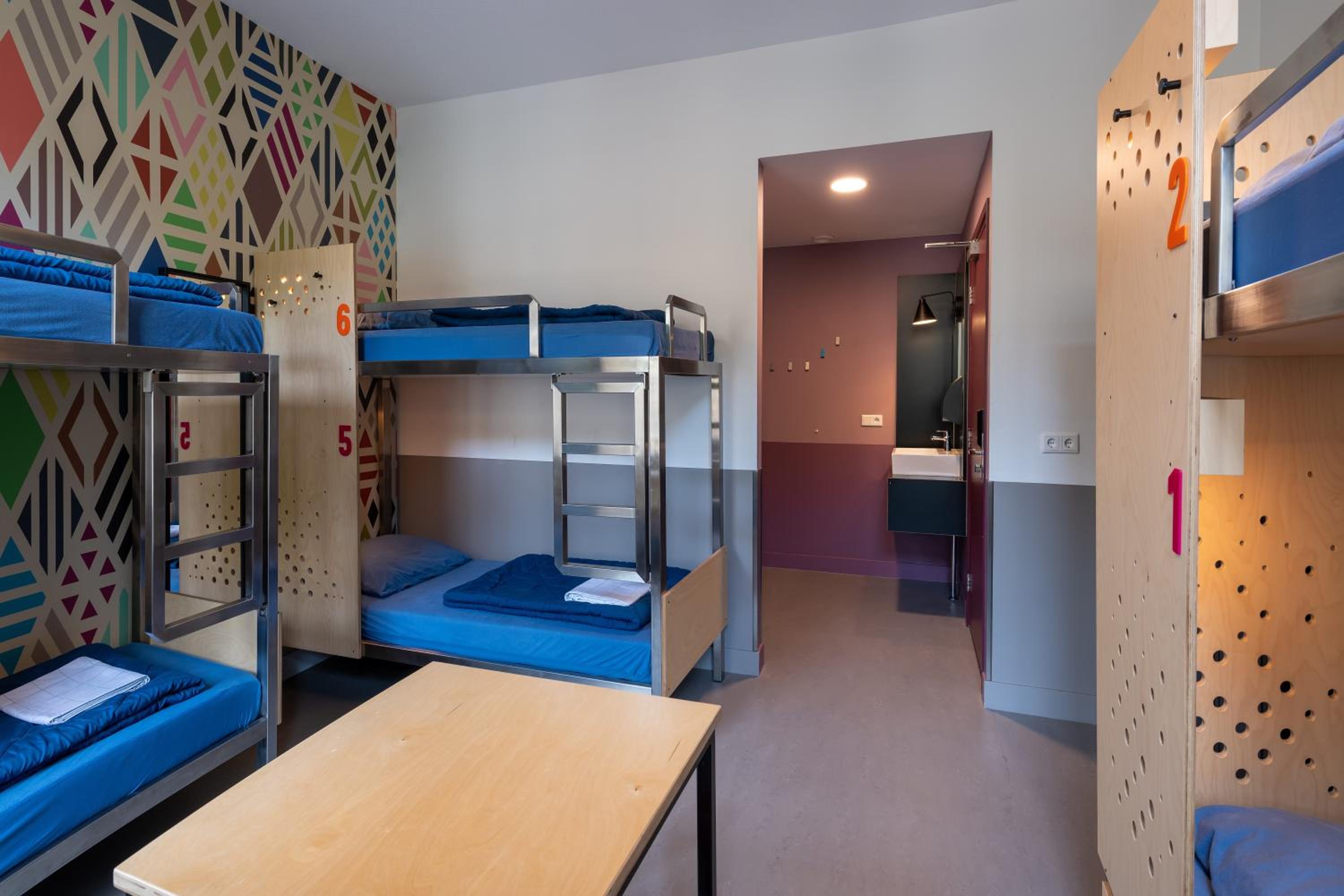 Six Person Room With Private Bathroom and Shower photo 1