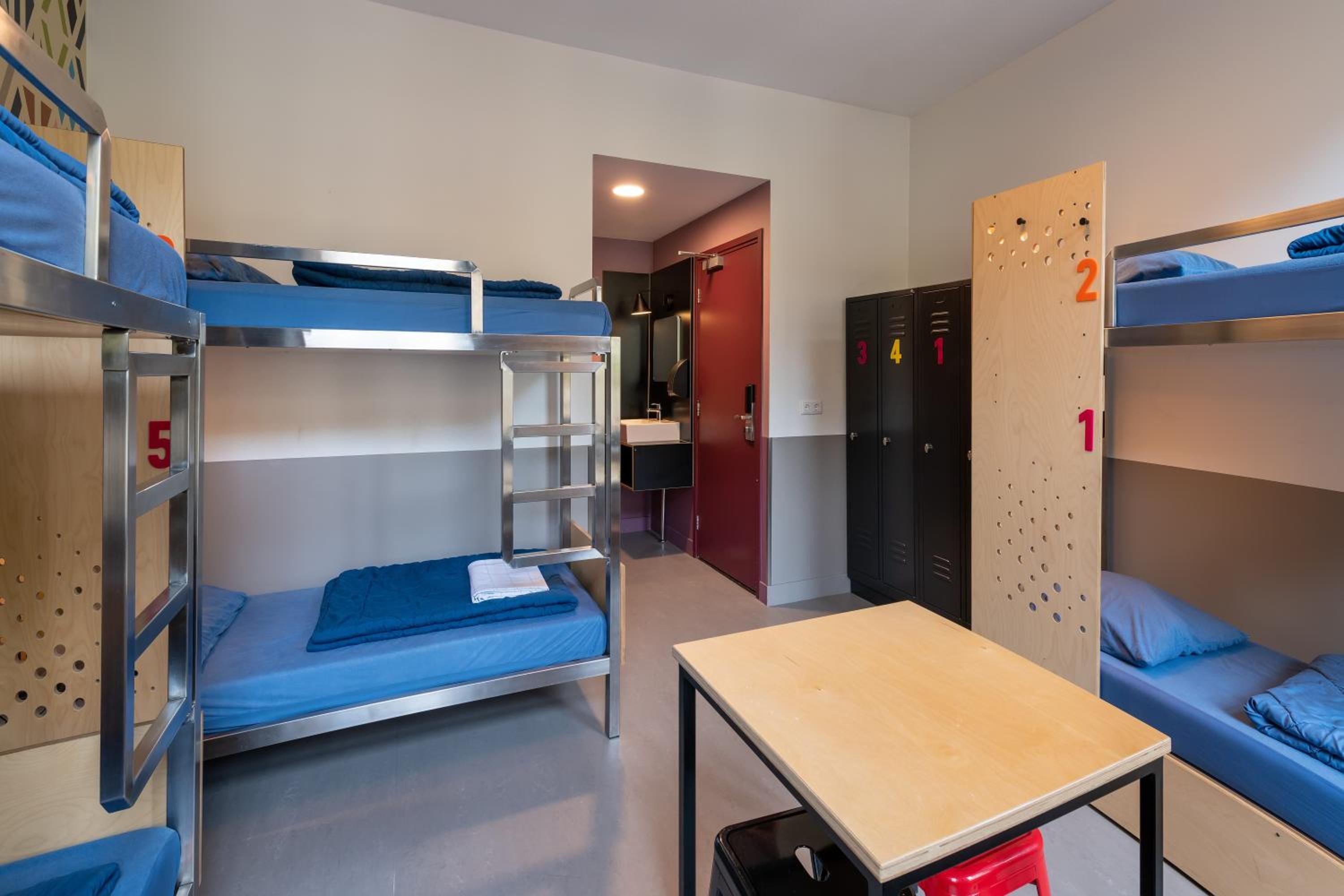 Six Person Room With Private Bathroom and Shower photo 3