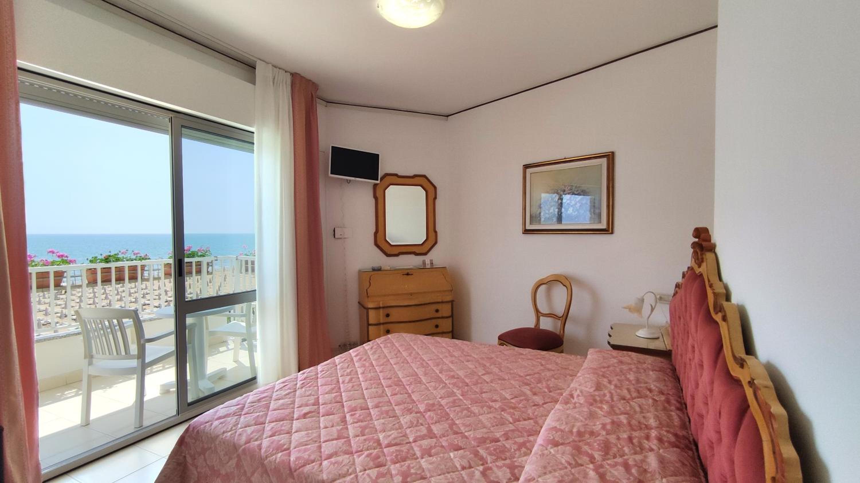 Double Room with Balcony and Lateral Sea View photo 2