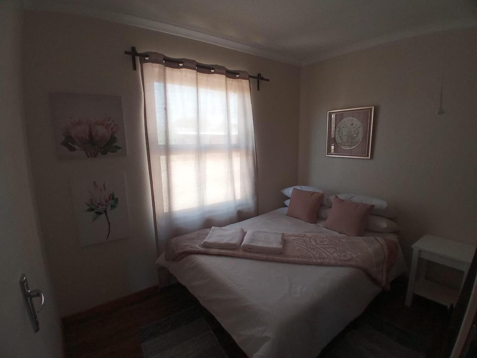 Three-Bedroom House - Photo 9