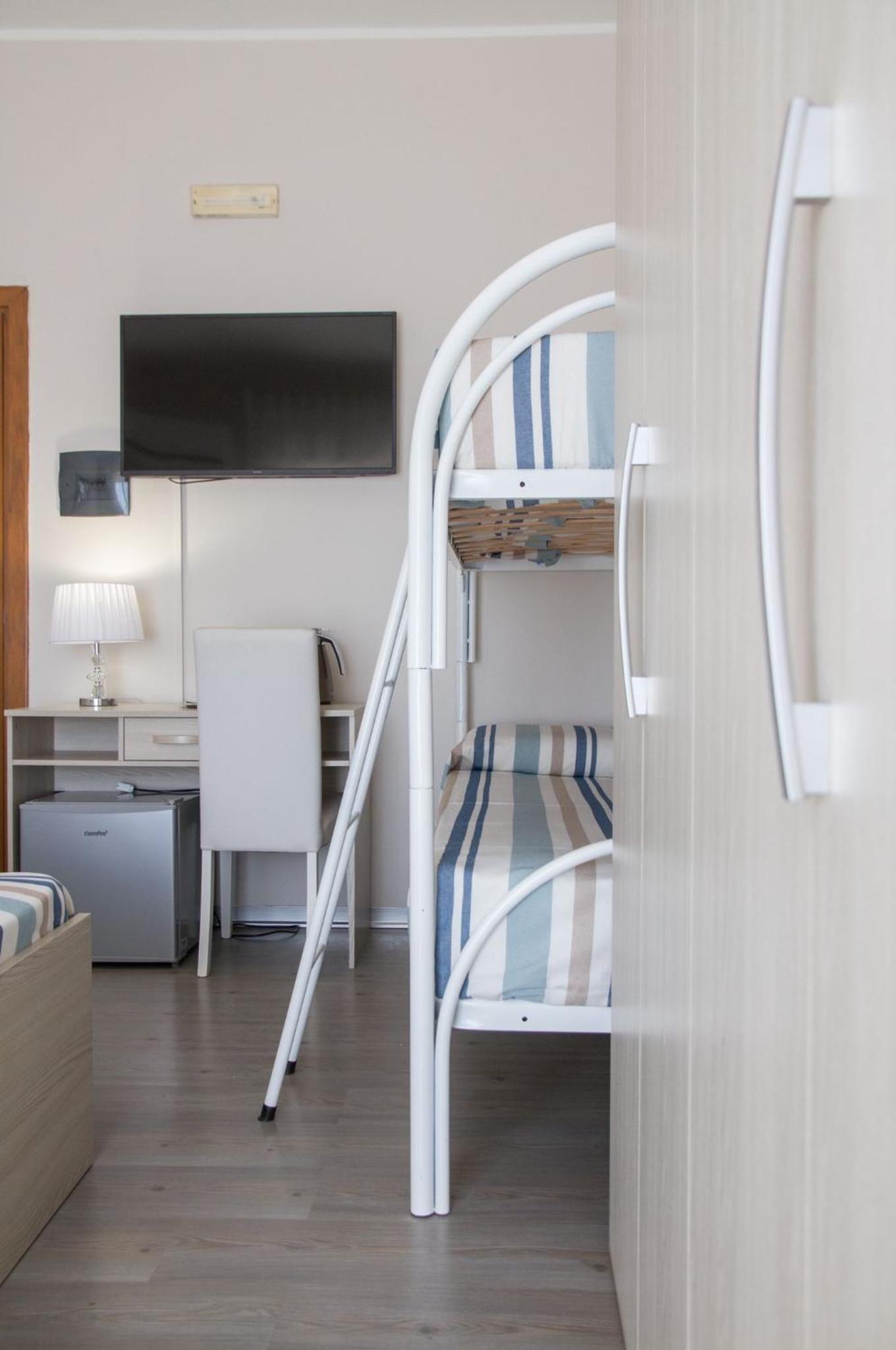Standard Triple Room with Sea View photo 2