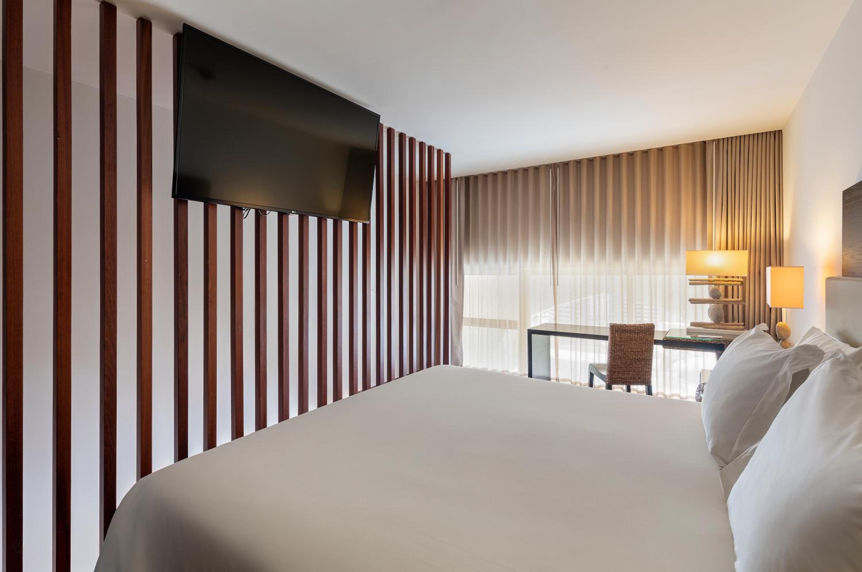 One-Bedroom Suite with Quarteira Sea View - Top Floor - Photo 1