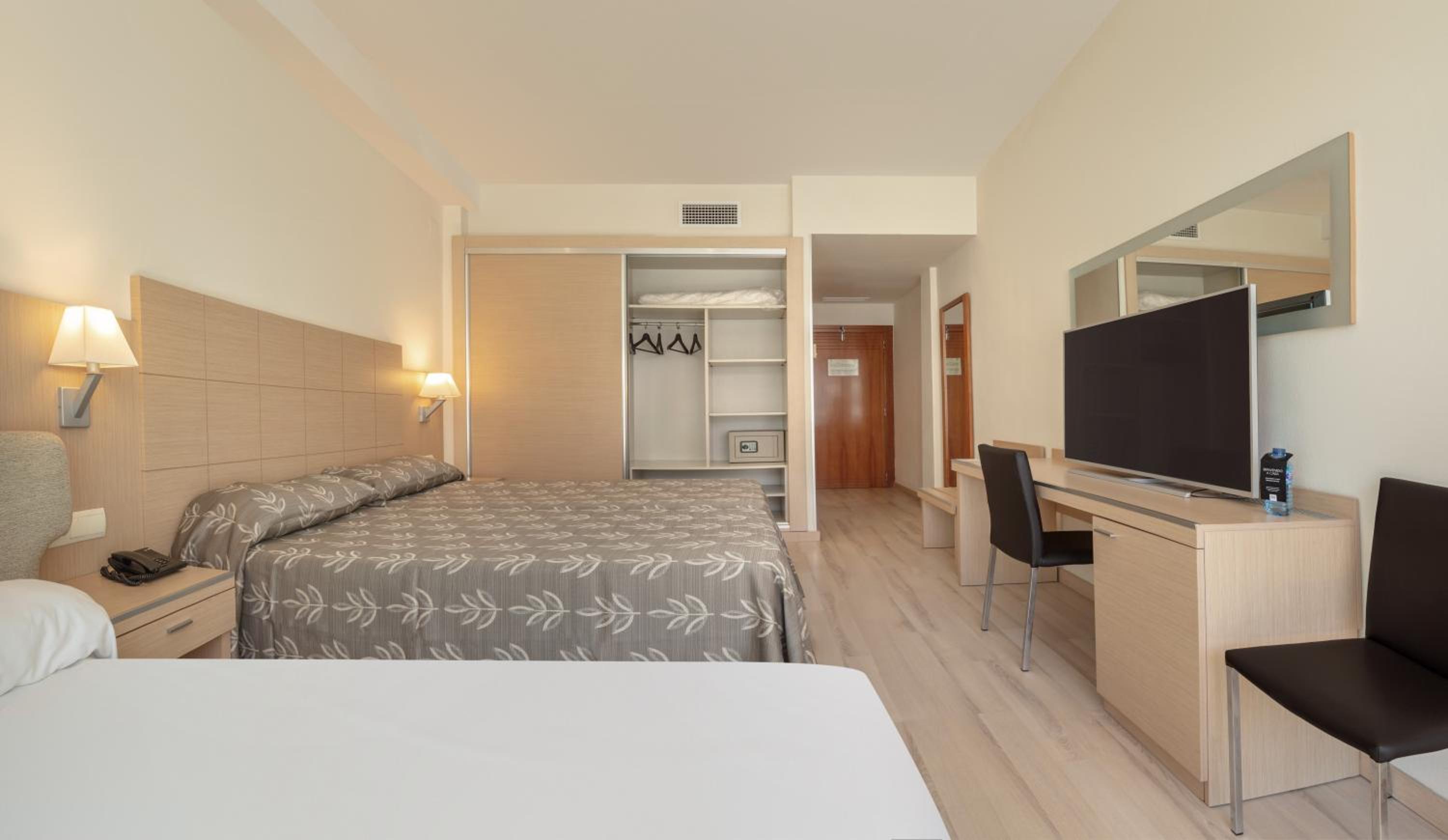 Twin Room with Terrace (2 Adults + 1 Child) - Photo 1