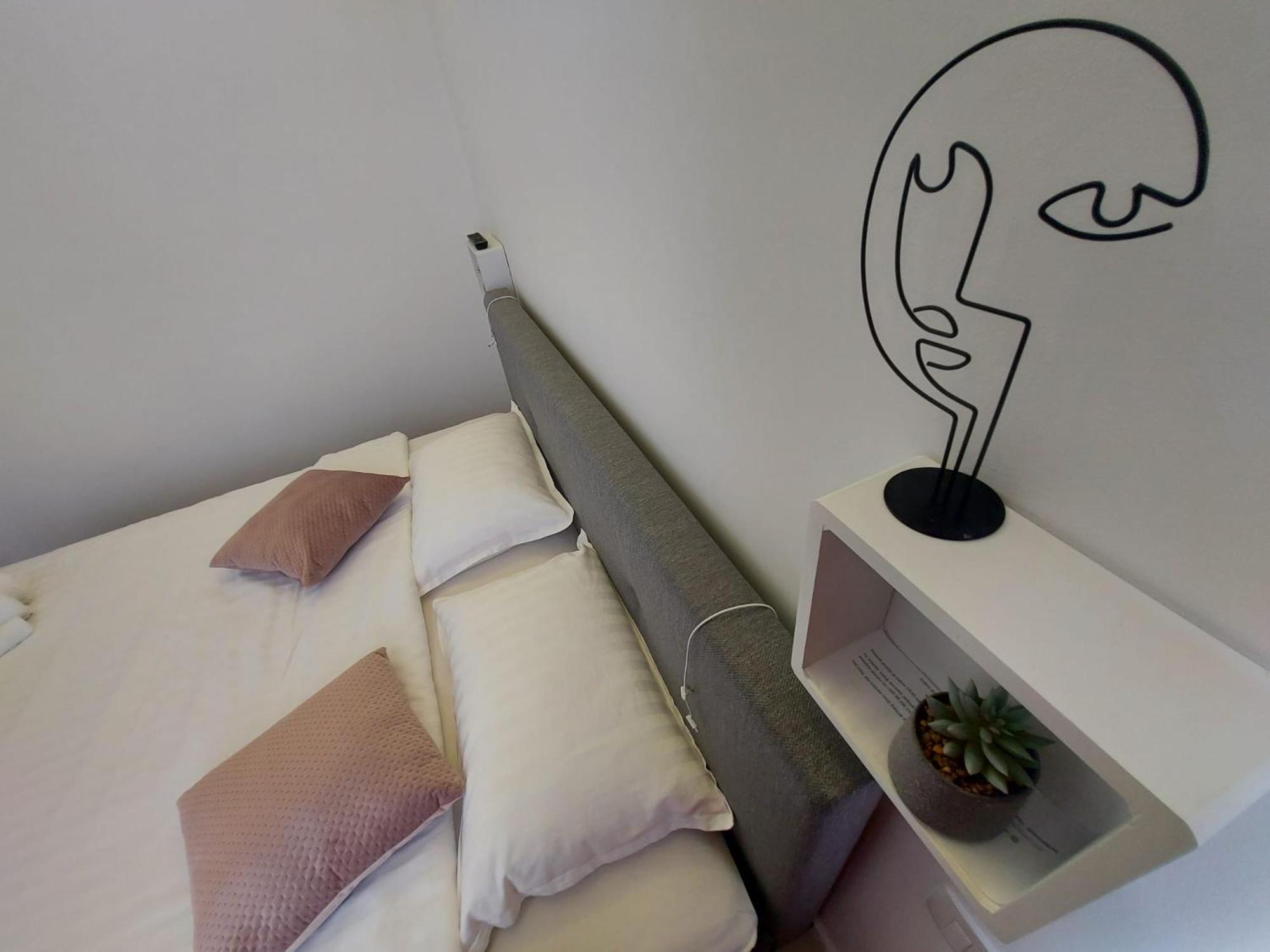 Standard King Room - Photo 13
