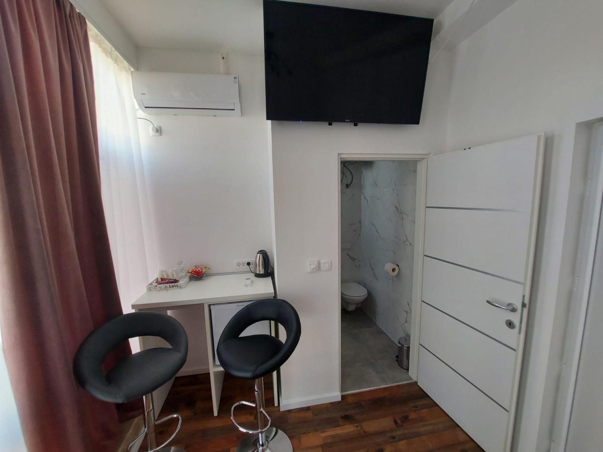 Standard King Room - Photo 17