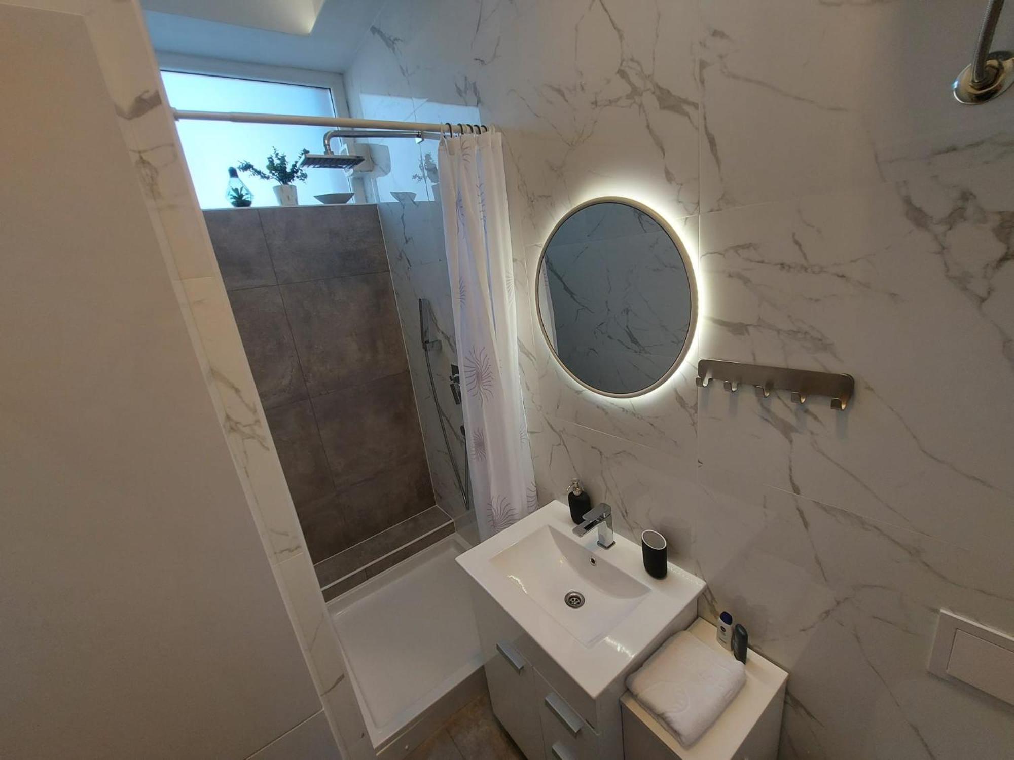 Standard King Room - Photo 18