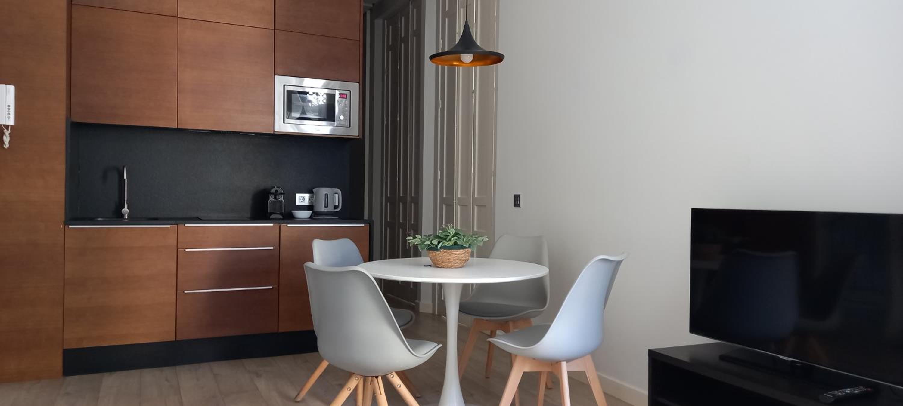 Superior One-Bedroom Apartment - Photo 13