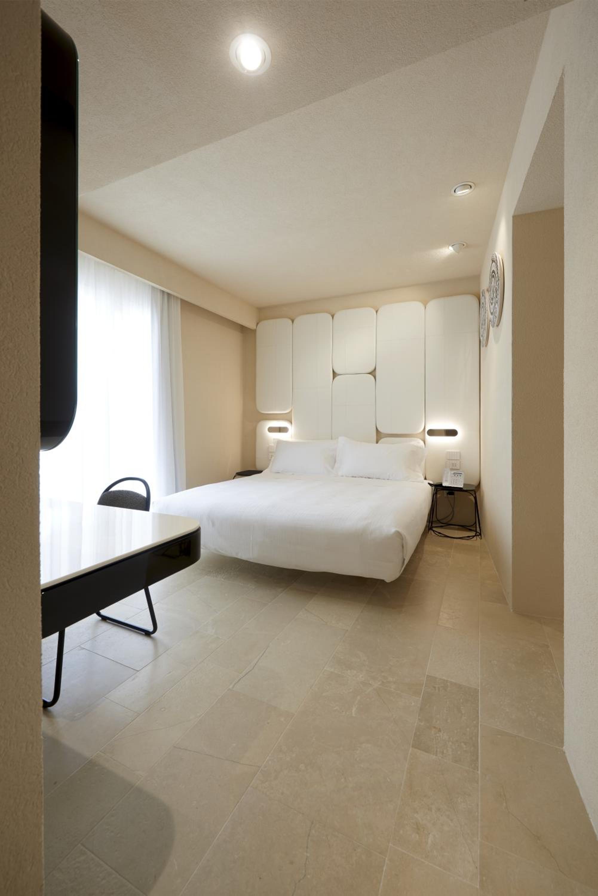 Suite with Hot Tub - Photo 1