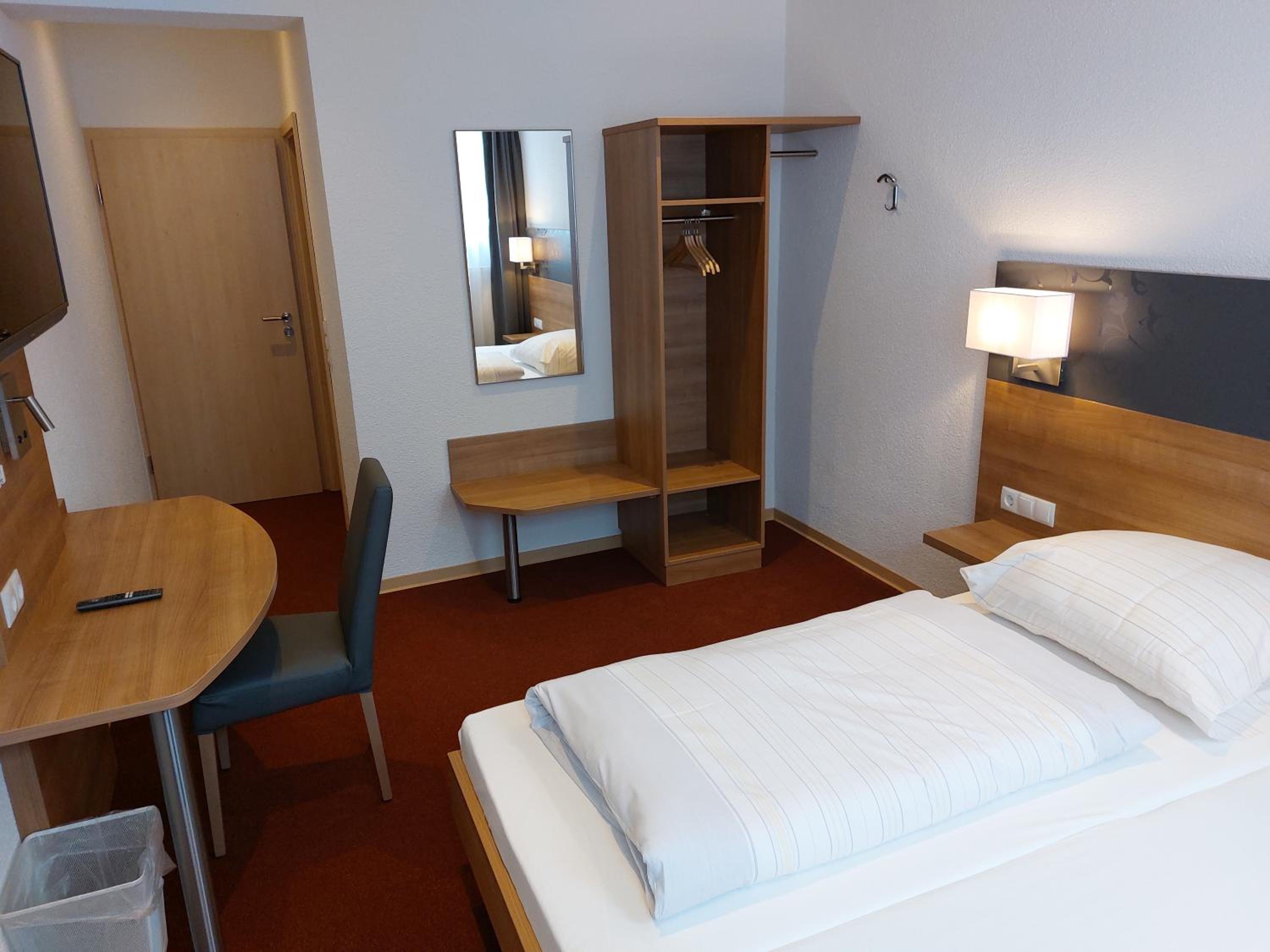 Double Room with Private Bathroom - Photo 6