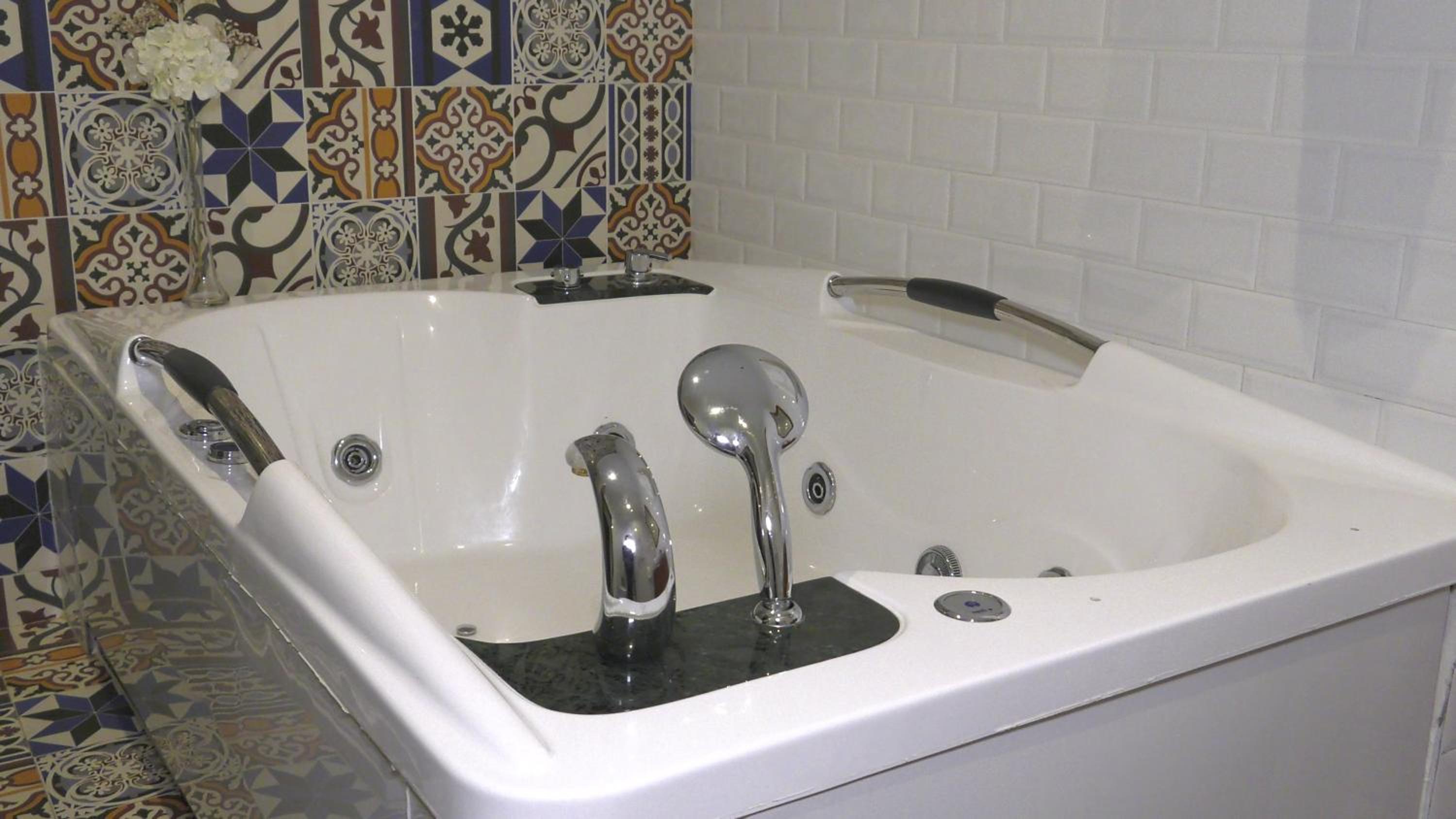 Deluxe Double or Twin Room with Spa Bath photo 3