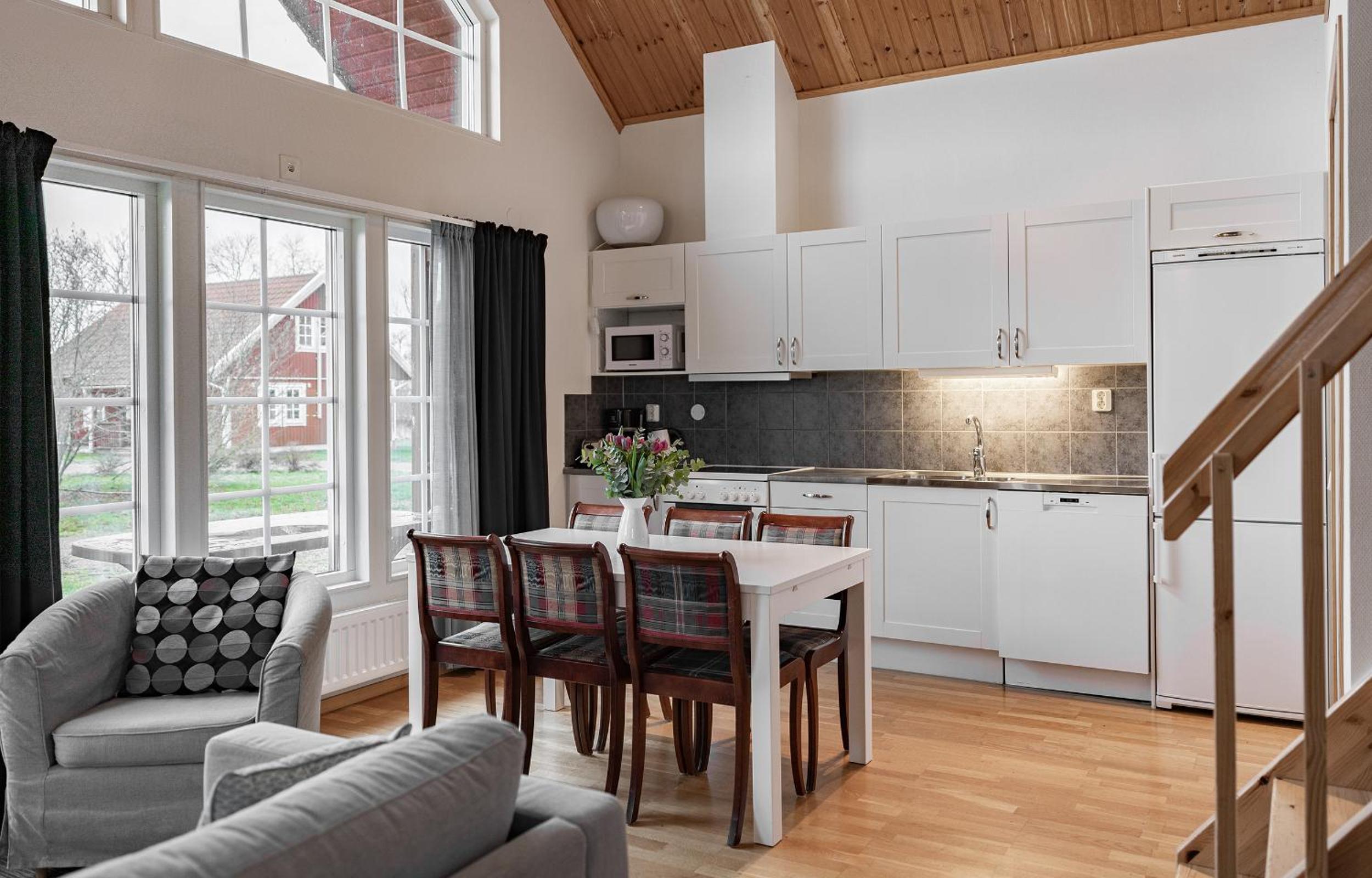 Five-Bedroom House photo 2