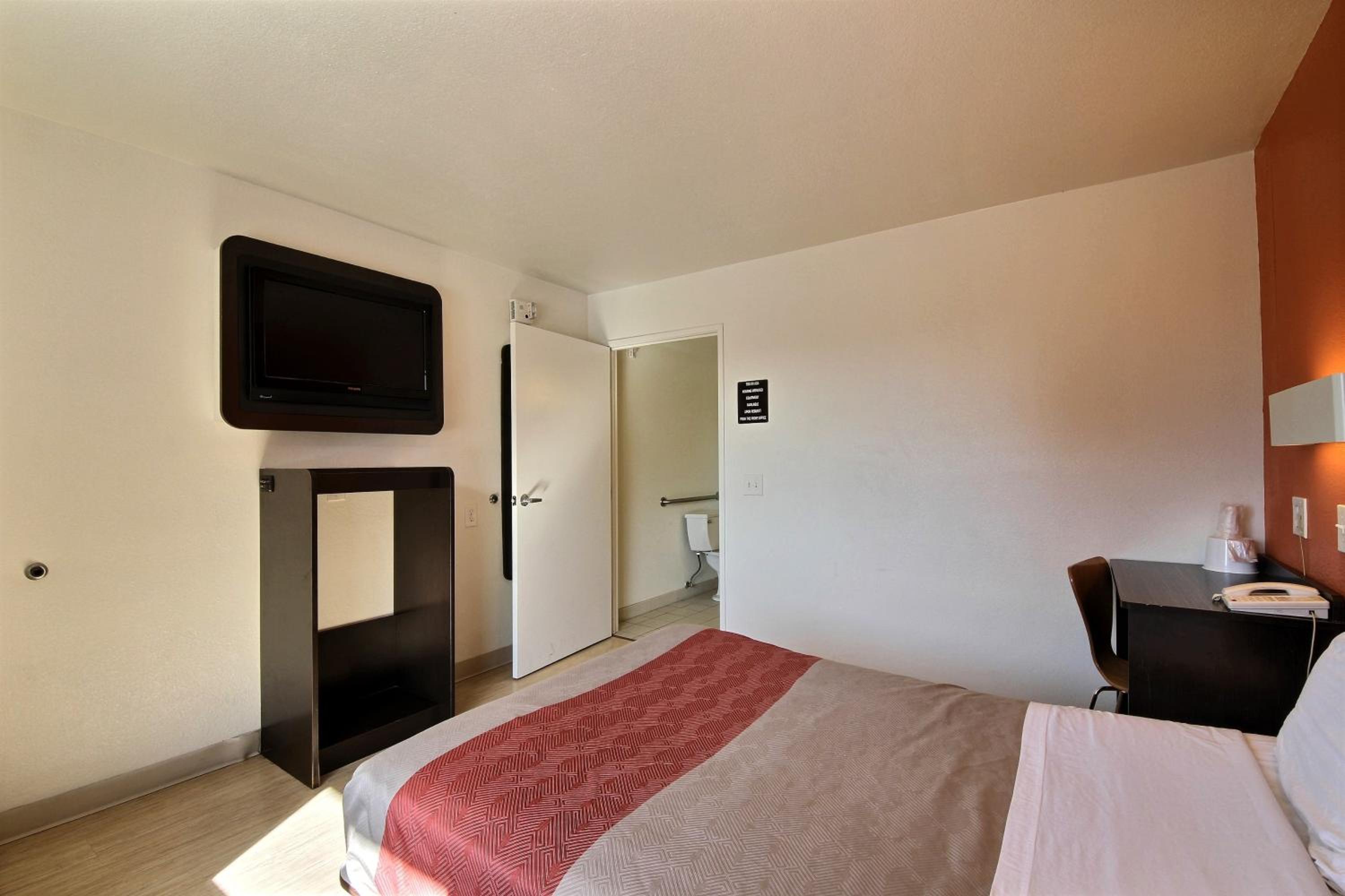 Deluxe Queen Room - Non-Smoking