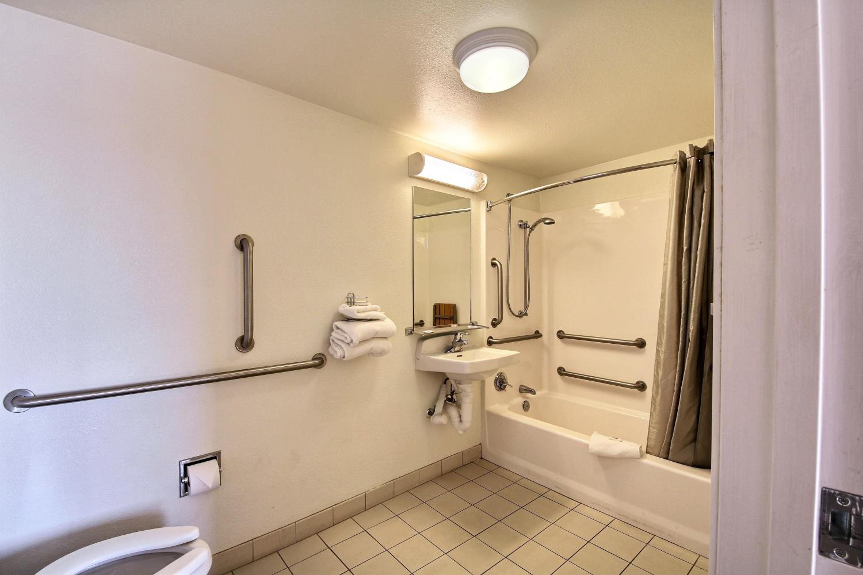 Queen Room - Disability Access - Roll in Shower photo 1