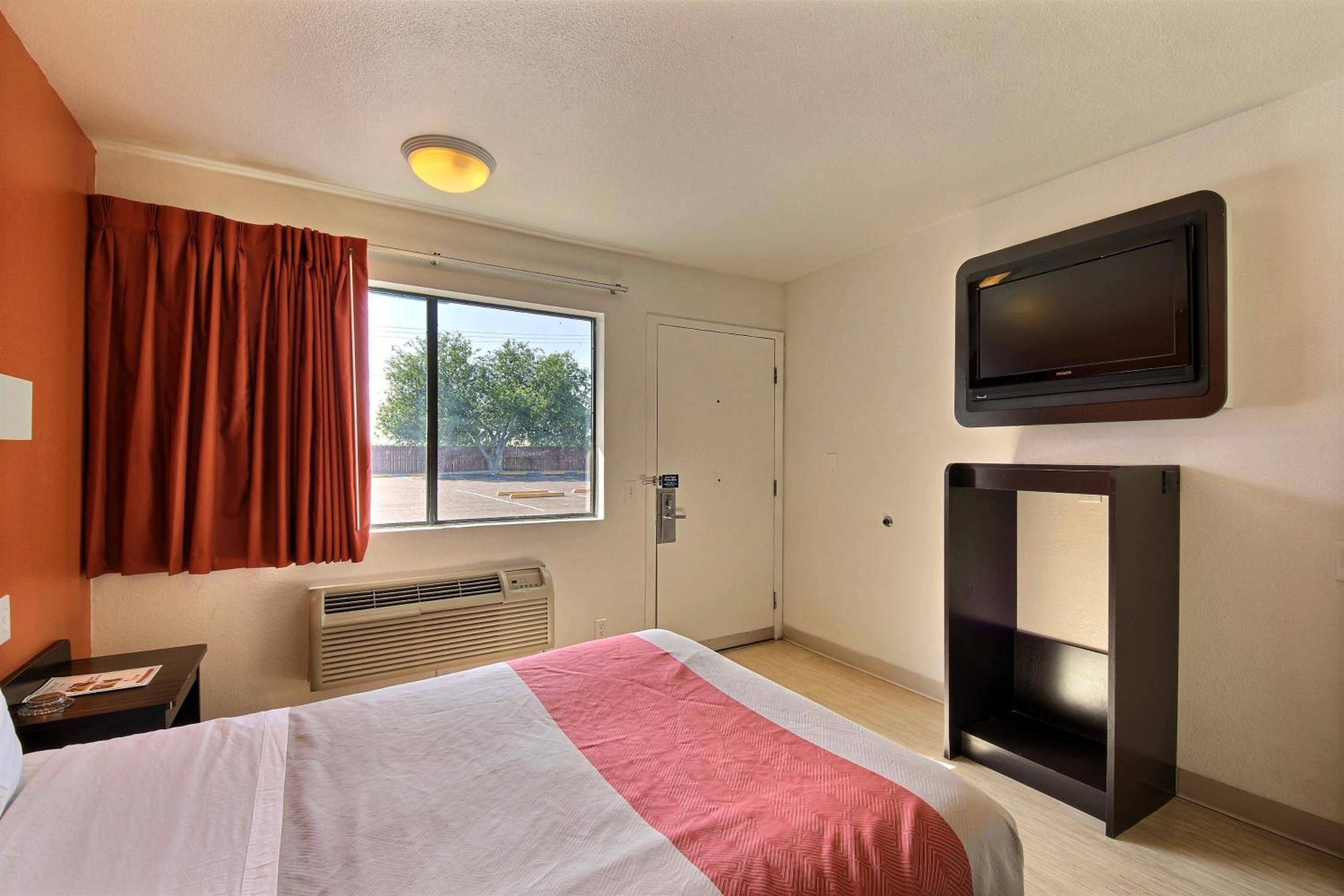 Deluxe Queen Room - Non-Smoking photo 3