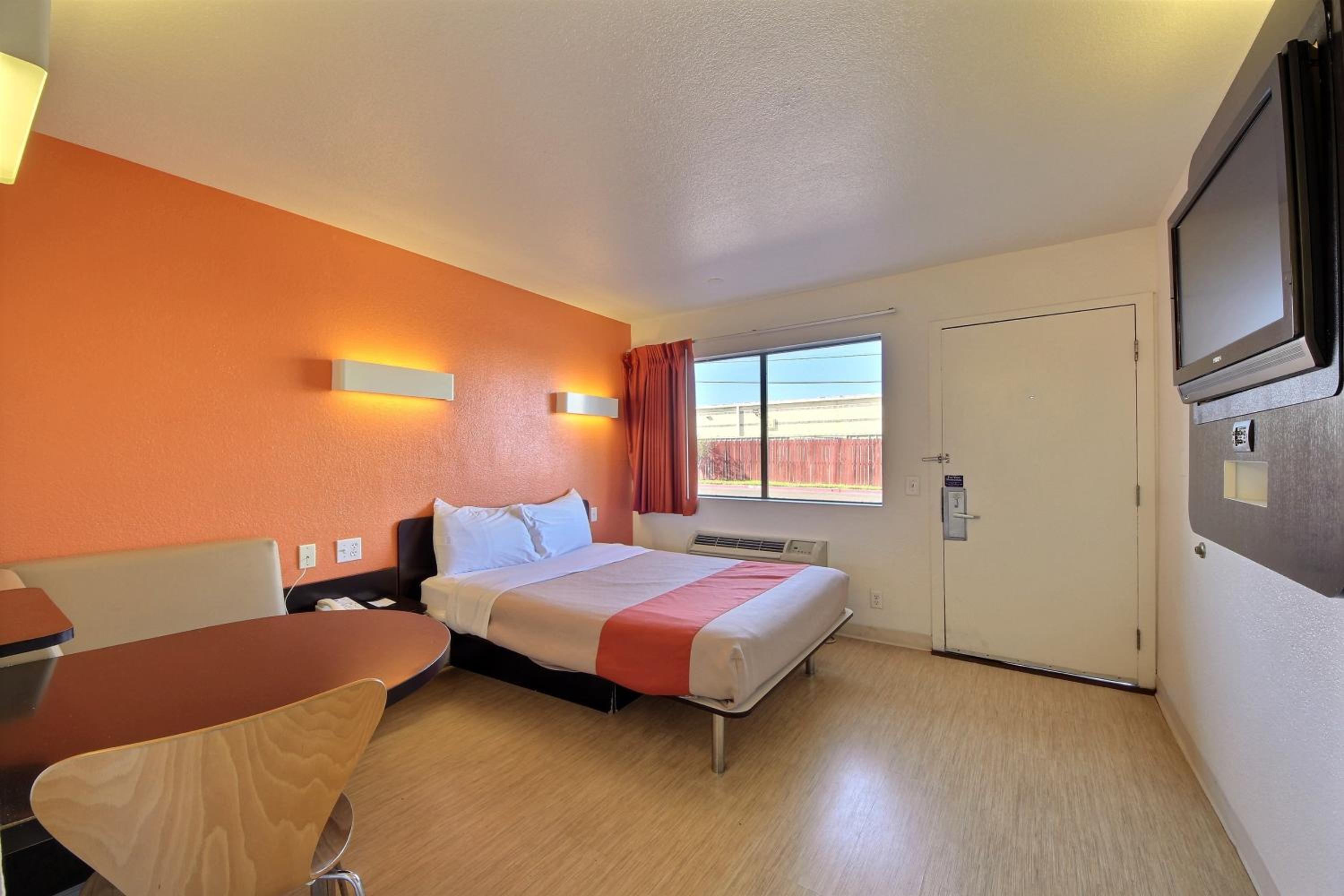 Deluxe Queen Room - Non-Smoking photo 2