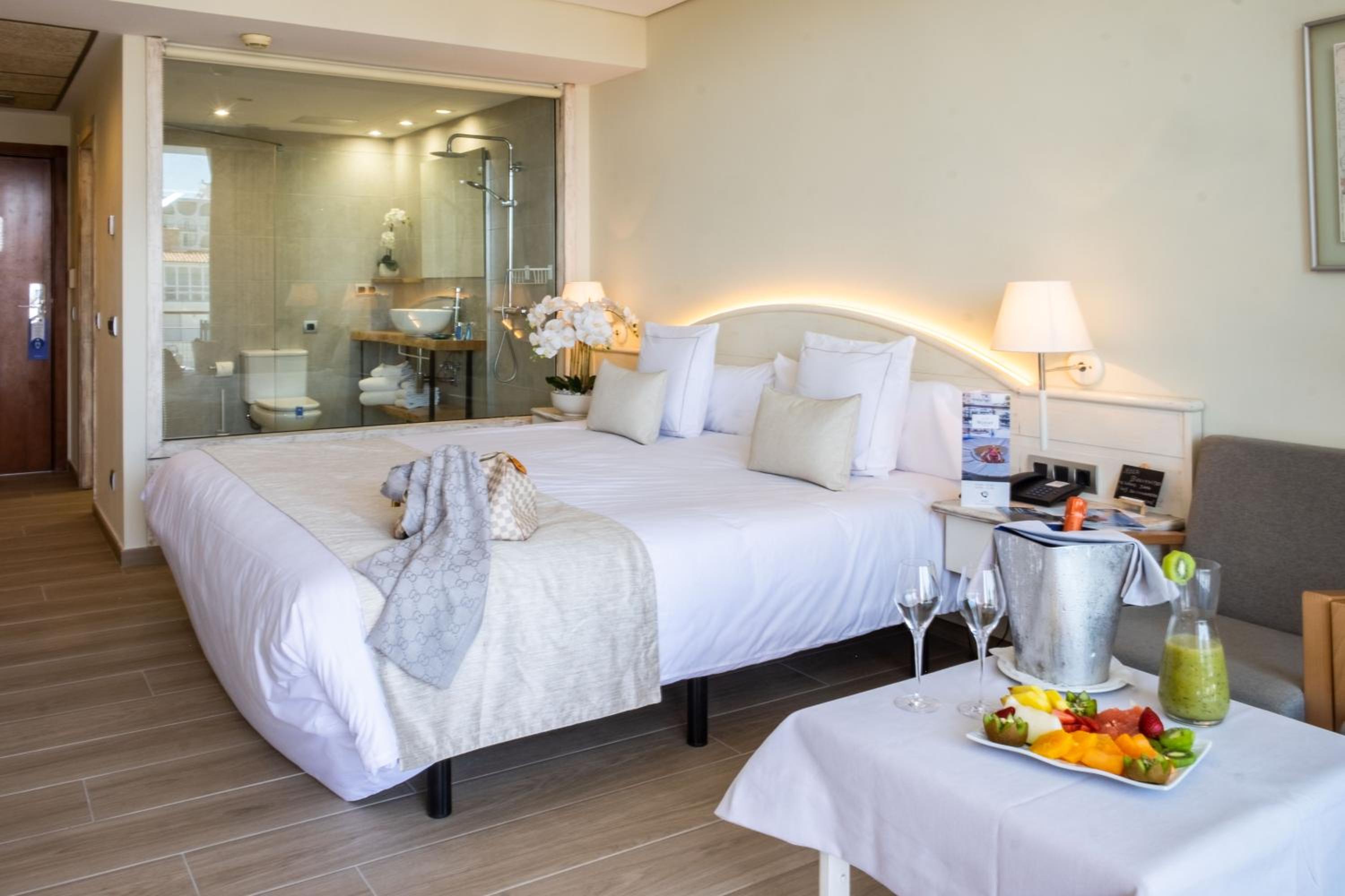 Double Room with Canal View - Photo 9