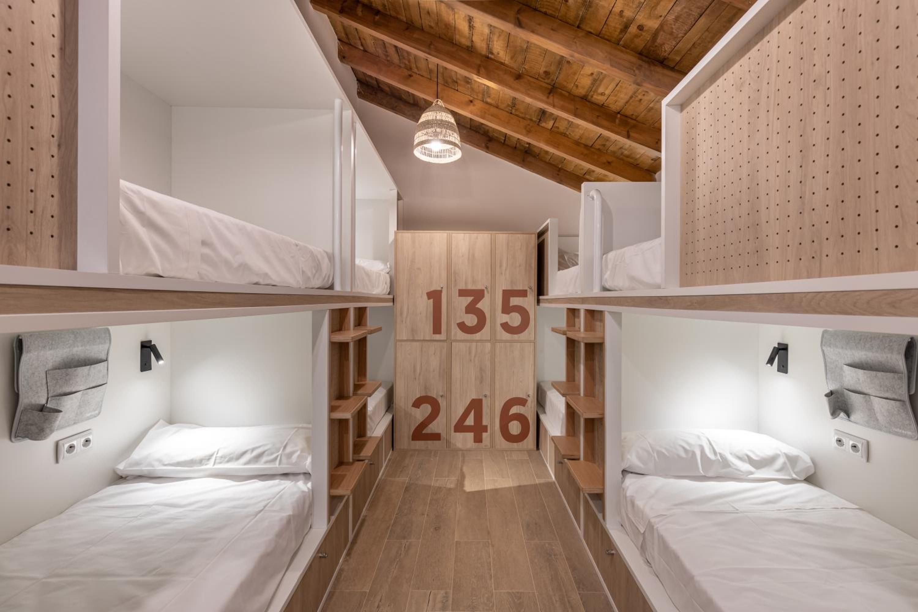 Cama individual en habitación compartida femenina