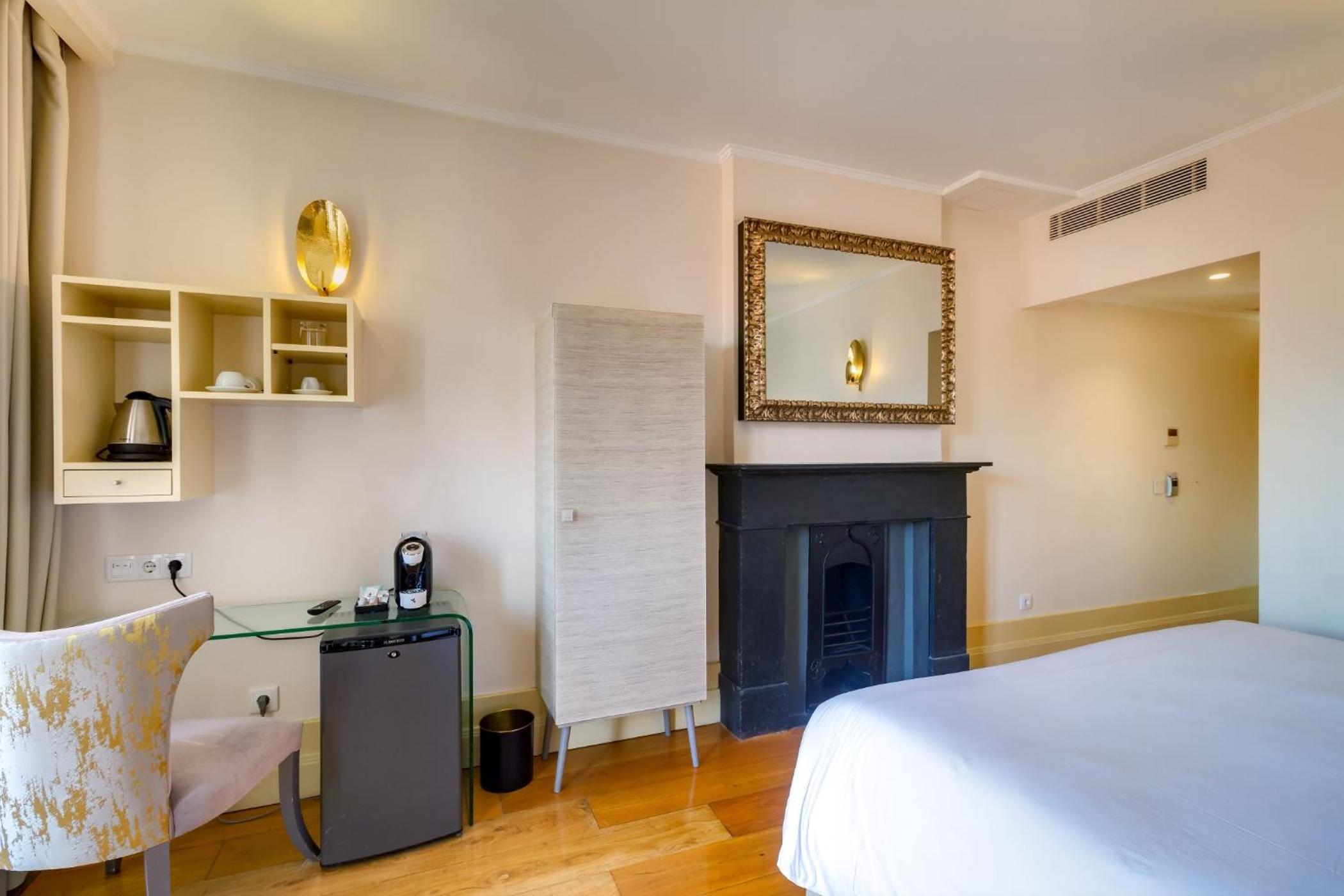 Deluxe Double Room with City View photo 2