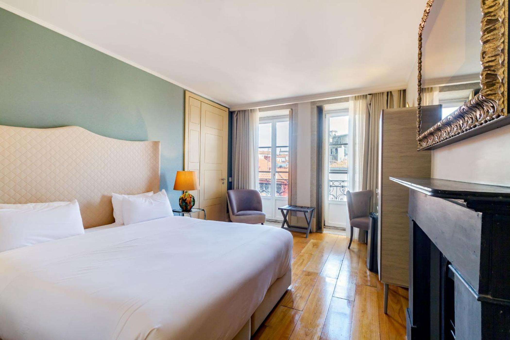 Deluxe Double Room with City View photo 1