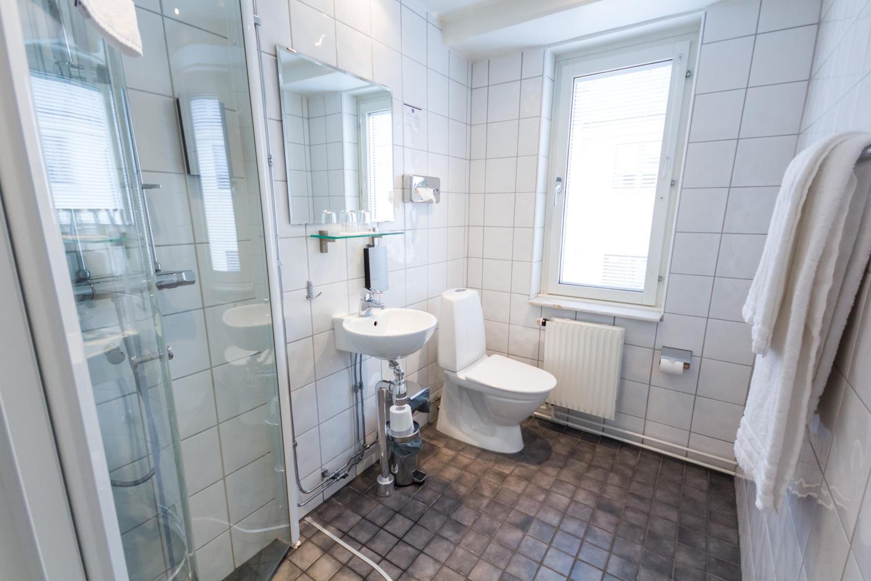 Standard Double Room - Photo 8