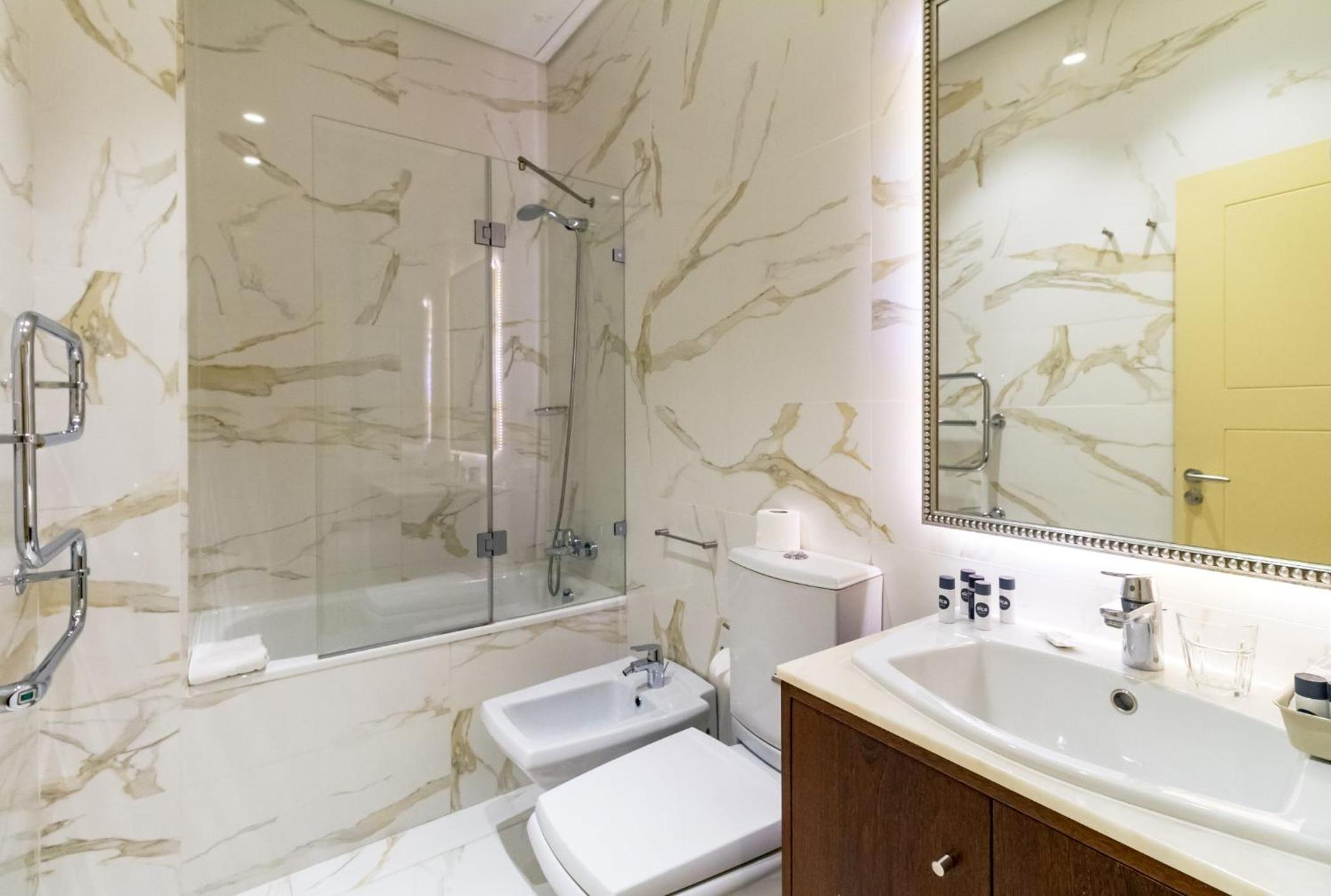 Deluxe Double Room with City View photo 3